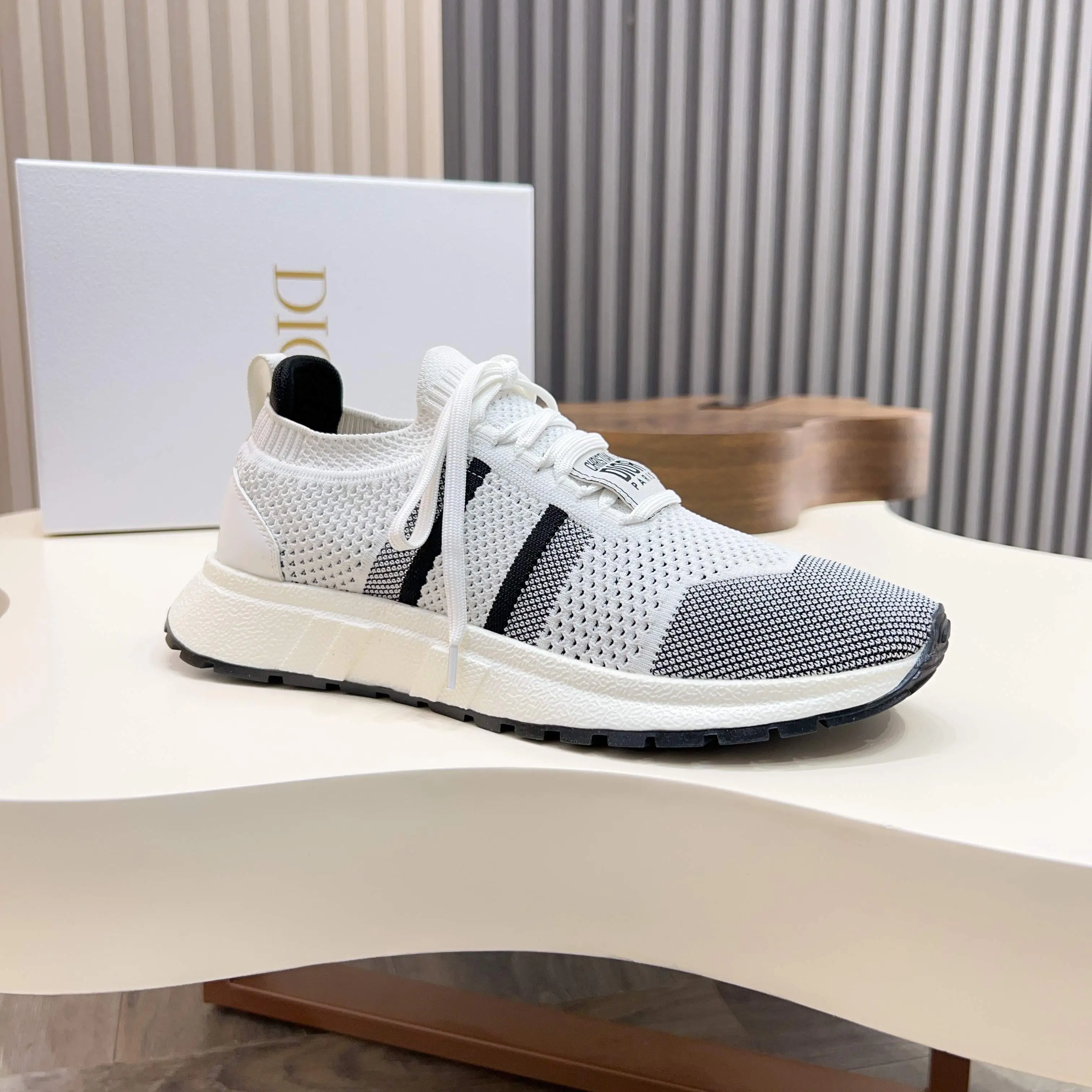 💰290 𝐂𝐡𝐫𝐢𝐬𝐭𝐢𝐚𝐧 𝐃𝐢𝐨𝐫# 迪奥飞织休闲运动鞋 柔软透气的鞋面与轻盈的纹理效果橡胶鞋底相得益彰，饰以各种经典细节，是日常造型的理想之选 可与各式休闲单品搭配，打造精致造型 底厚 ：3.5CM Size：39-44（38 45定制）