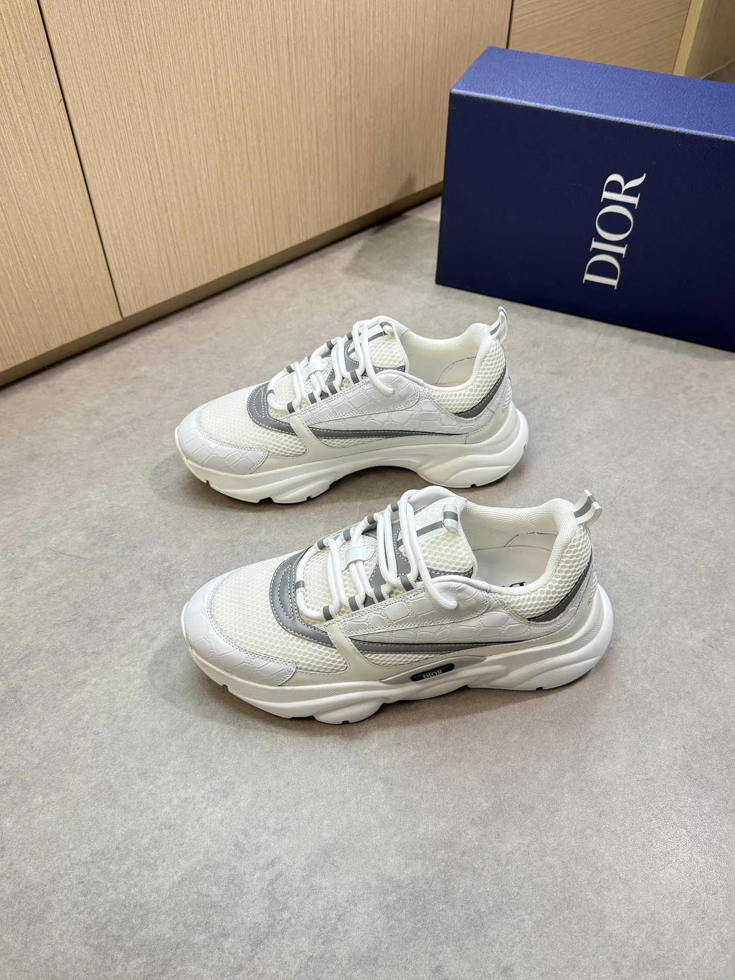 【 Dior】迪奥 P430💰 -高端品质 原单🔍🔍🔍休闲运动鞋 -鞋面：🔝石头纹小牛皮、高丝光网帆布匹、品牌图腾布匹、鞋舌.后跟；反光品牌织带 -内里：品牌帆布 -原版：超轻TPU发泡&middot;橡胶；双色成型大底 -超高品控&middot;做工精细：凸显(高端&middot;贵气&middot;档次) -Size ：39-44（38、45、46，47，可订做)&middot;D9285