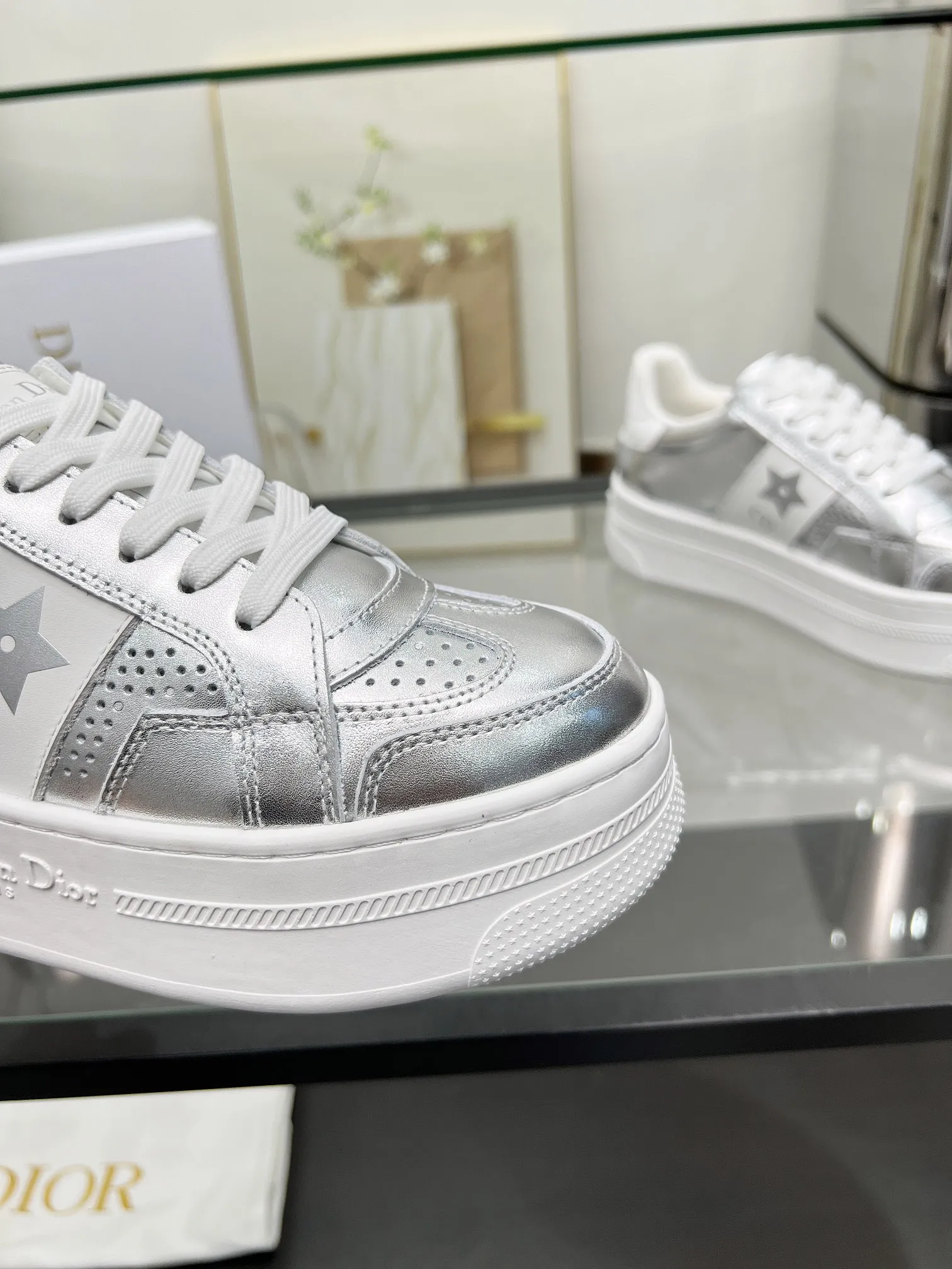 p230 [庆祝]迪家新花色官网同步更新啦 这款 Dior Star运动鞋是一款时尚单品，明星运动鞋，提高了现代风格的标志线。鞋面采用银色贴膜皮精心裁制而成，两侧则饰有银色CD签名和星星图案，彰显独特魅力。厚而超轻的标志性鞋底增高5cm，这款运动鞋一年四季都可以与休闲装搭配 码数：35-41 欢迎上图下单[玫瑰][玫瑰][玫瑰]