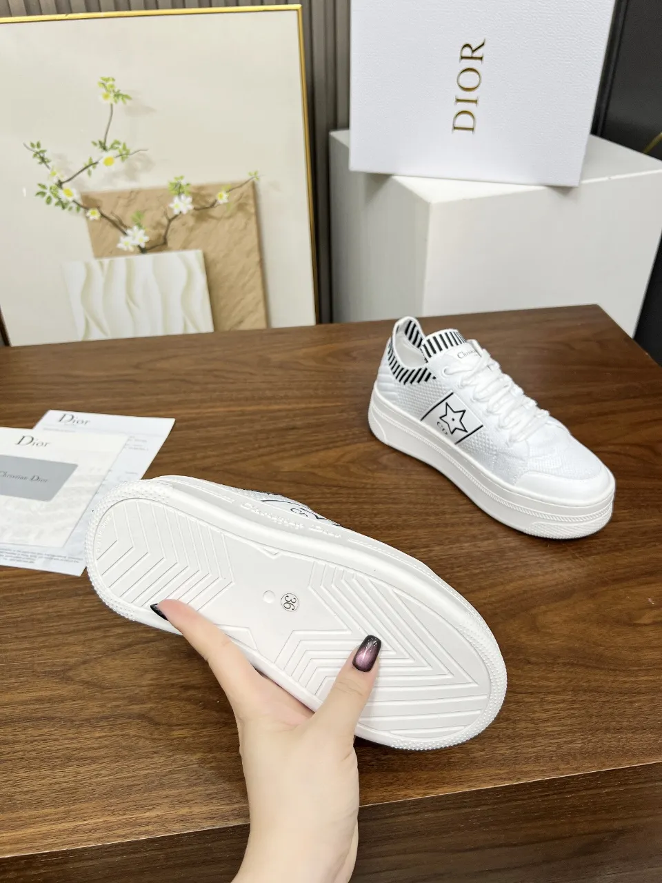 p230 这款 Dior Star厚底运动鞋来自Dior Vibe限定系列，经久不衰的设计别具一格。采用白色网眼织物精心制作，侧面饰以黑色 CD 标志和星星图案，鞋舌点缀以Christian Dior Paris 标志。搭配经典厚底，轻盈舒适，四季皆宜，可与各式休闲造型搭配，增添点睛之笔。🎉迪家新花色官网同步更新啦 码数：35-41（42可定做不退不换） 欢迎上图下单[玫瑰][玫瑰][玫瑰]