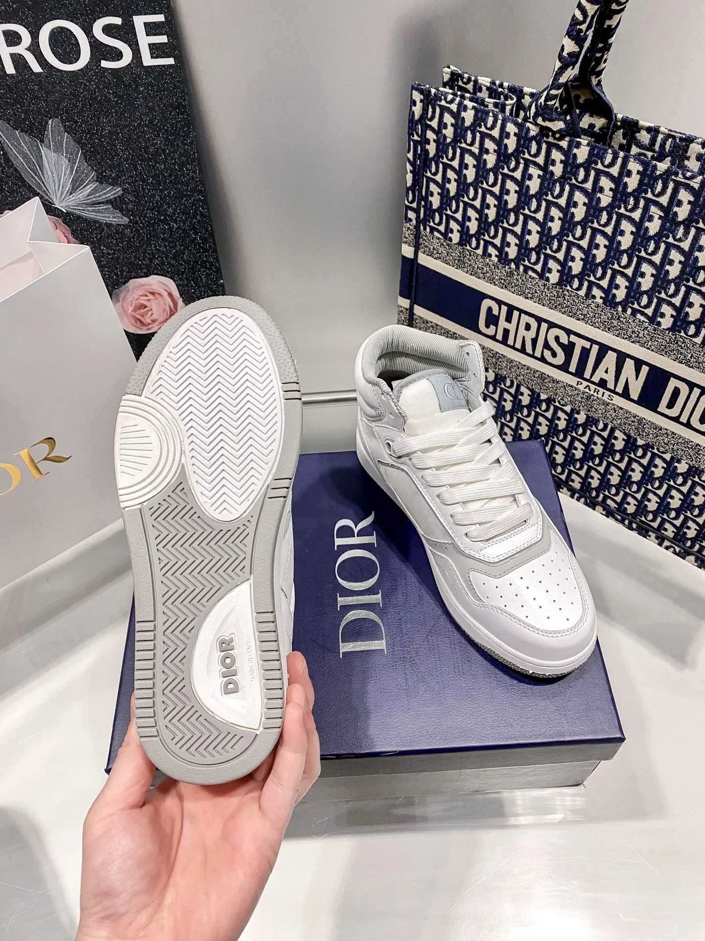 橙子出厂价💰140,男码+10 Dior 迪奥 B27系列 运动鞋 滑板鞋 休闲鞋 情侣款 高帮# 这款运动鞋是该系列新品,延续经典款式。“CD Icon”造型的鞋带孔眼巧妙精致,双色TPU鞋底、后侧鞋口和鞋跟处均带有品牌标志性细节,提升格调。 码数:35-45