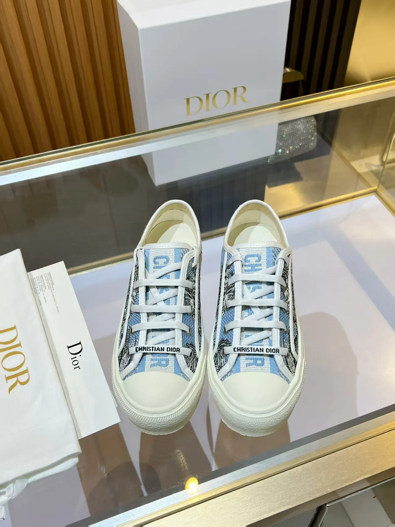 P230 上新啦 🔥🔥DIOR(迪奥)Dioriviera Walk'n'Dior 运动鞋,采用太空蓝和白色棉质刺绣 Palms 茹伊印花设计 在时尚的舞台上,Dior刺绣鞋是当之无愧的主角。细腻的针法游走于鞋面,每一针都倾注了匠人的心血,每一线都编织着艺术的诗篇。从繁复的花卉图案到灵动的几何纹理,刺绣如同赋予鞋子生命的魔法,让它在静态中也能展现出动态的美感。 穿上Dior刺绣鞋,仿佛踏入了一个充满艺术气息的梦幻世界。它不仅是一双鞋,更是一件行走的艺术品,将时尚与文化完美融合。无论是漫步在繁华的都市街头,还是出席重要的社交场合,Dior刺绣鞋都能为你的造型增添独特的魅力,成为众人瞩目的焦点。 选择Dior刺绣鞋,就是选择一种对品质的执着追求,对时尚的独特理解。让它陪伴你走过每一个精彩瞬间,留下属于你的时尚印记。 材质:内里羊皮 垫脚 丝绸牛皮 码数 35-41 跟高 3.5cm