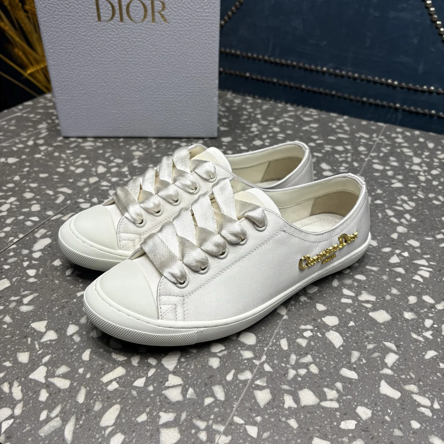 迪奥 DIOR 缎面休闲运动鞋! 面料：进口真丝 内里：原版一致 大底：TPU大底 码数：35-40码 价格:💰250