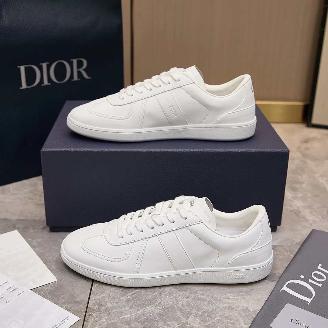 p260 迪奥 / Dior B01 Matchpoint 运动鞋 男女士 35-45 干邑色和白色光滑牛皮革搭配白色绒面革 迪奥德训薄底运动鞋 这款 B01 Matchpoint 运动鞋是二零二五秋季系列新品,标志着 Dior 经典款式的回归,以时尚优雅的廓形重新诠释。采用干邑色和白色光滑牛皮革精心制作,饰以白色绒面革拼接提升格调。鞋舌和内部侧面饰以 Dior 标志,鞋后跟饰以 CD Icon 标志。搭配棕色橡胶鞋底,点缀以 Dior 标志,可与 Dior Icons 限定系列的各式造型搭配,打造精致造型。 主体:牛皮革,绒面牛皮革 里料:羊皮革 鞋舌饰以 Dior 标志 内部侧面饰有 Dior 标志 鞋跟饰以 CD Icon 标志 低帮 鞋带开合 琥珀色橡胶外底搭配 Dior 标志 拼接结构 内含防尘袋 另附白色鞋带一副