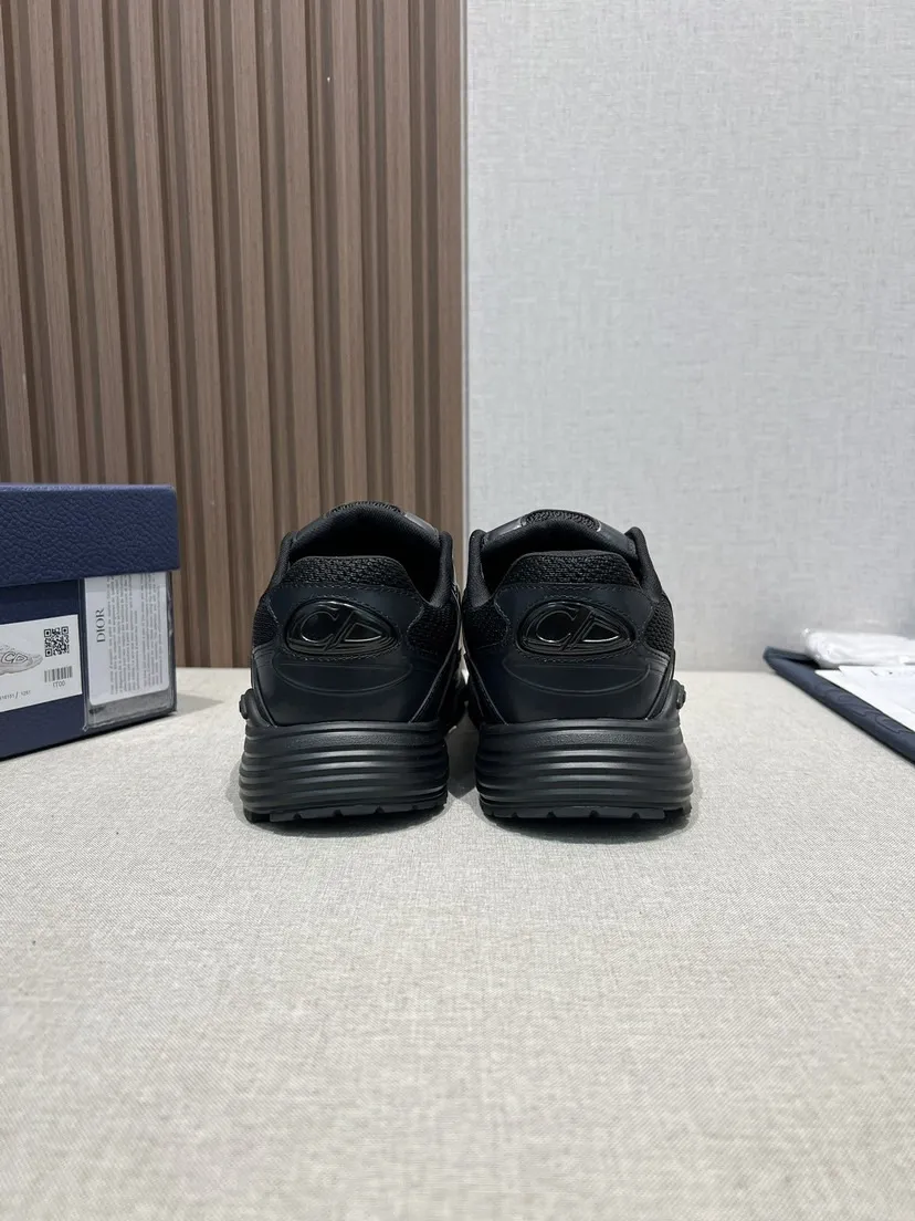 p280🌍🌏🌎顶级版本B30 Countdown 运动鞋是 D别具一格的经典新品，时尚而富有运动风范。重新设计的款式采用海军蓝色绒面革等材质精心制作，饰以 CD30 标志提升格调，彰显摩登风尚与别致美感。鞋舌和后侧饰以银色调 D B30 和 CD30 标志。轻盈的纹理效果橡胶外底突显众多经典细节，内部弹力设计，打造理想的舒适效果。可与各式休闲单品搭配，打造精致造型。 ▪️帮面材质：织物、牛剖层革（装饰物及装饰线除外） ▪️侧面和后侧饰以 CD30 标志 ▪️鞋舌饰以 D B30 标志 ▪️内部弹力饰带设计，稳定贴合 ▪️白色轻盈纹理橡胶外底搭配 Dior 标志和黑色饰边 ▪️双色鞋底点缀以 Dio、CD30 和 B30 标志 ▪️底厚：3.5CM ▪️Size：女码35-40男码39-47（47定做不退换）