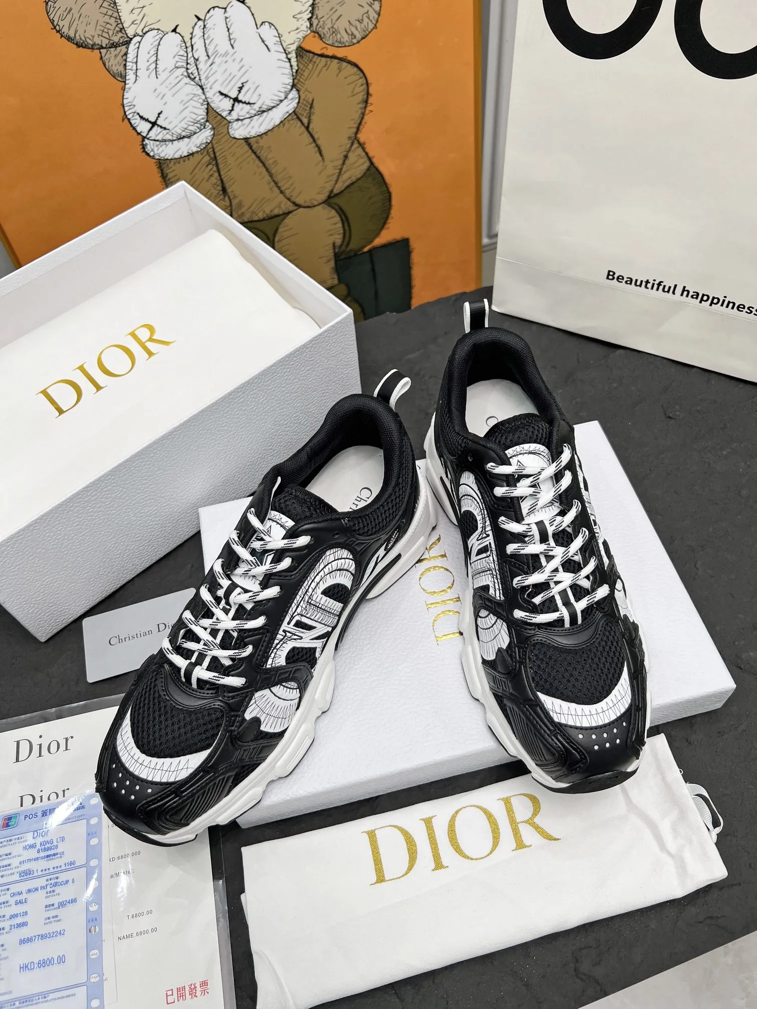 p250 这款 Dior Chrono 运动鞋是二零二四秋季新品,以 Dior 的高订风格重新演绎跑步鞋。白色网眼织物搭配裸色和银色调层压皮革效果镶片,两侧的 CD 标志、鞋舌上的星星补丁和鞋跟的 Dior 标志,诸多细节彰显格调。采用双色鞋带,轻盈鞋底搭配星星装饰,可全年打造休闲造型。 码数:女码35-41(35/42可定做) 男码40-46(男款打版中) 颜色:白、粉、金、银
