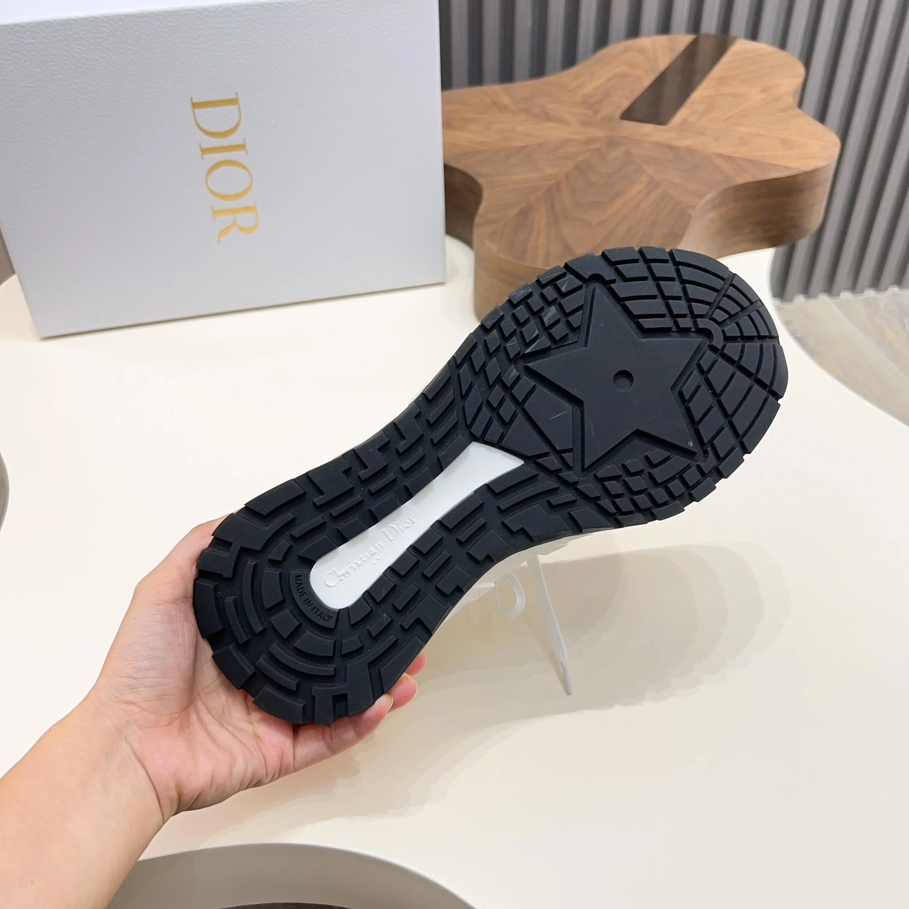 💰290 𝐂𝐡𝐫𝐢𝐬𝐭𝐢𝐚𝐧 𝐃𝐢𝐨𝐫# 迪奥飞织休闲运动鞋 柔软透气的鞋面与轻盈的纹理效果橡胶鞋底相得益彰，饰以各种经典细节，是日常造型的理想之选 可与各式休闲单品搭配，打造精致造型 底厚 ：3.5CM Size：39-44（38 45定制）