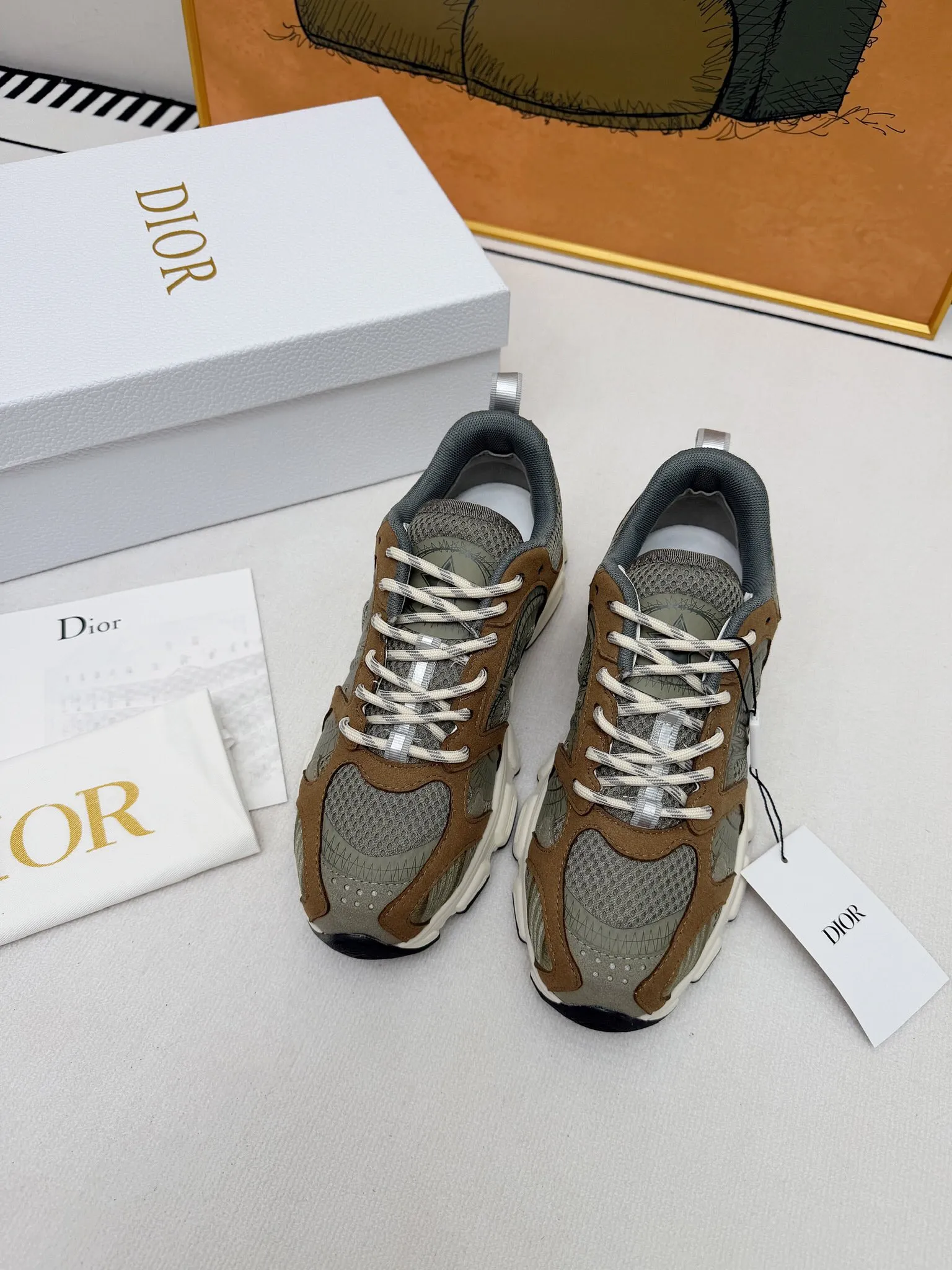 p320 2025迪家官网新色同步更新[玫瑰][玫瑰][玫瑰] 这款Dior Chrono 运动鞋以Dior的高订风格重新演绎跑步鞋。军绿色网眼织物搭配同色调绒面牛皮革镶片，饰以经典细节彰显格调，包括侧面的CD标志、鞋舌上的星星补丁和后侧的 Dior 标志。采用双色鞋带，轻盈鞋底搭配星星图案，可全年打造休闲造型 价格：P 码数：35-41（35/42可定做不退不换）