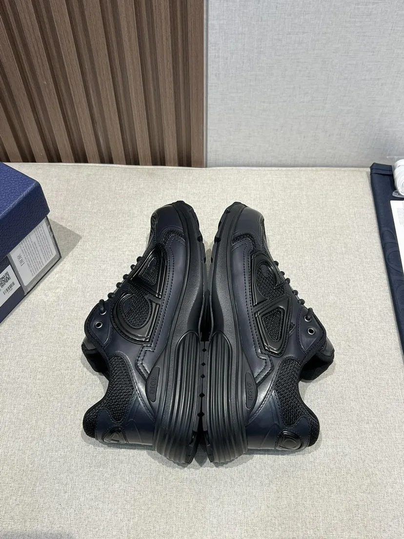 p280🌍🌏🌎顶级版本B30 Countdown 运动鞋是 D别具一格的经典新品,时尚而富有运动风范。重新设计的款式采用海军蓝色绒面革等材质精心制作,饰以 CD30 标志提升格调,彰显摩登风尚与别致美感。鞋舌和后侧饰以银色调 D B30 和 CD30 标志。轻盈的纹理效果橡胶外底突显众多经典细节,内部弹力设计,打造理想的舒适效果。可与各式休闲单品搭配,打造精致造型。 ▪️帮面材质:织物、牛剖层革(装饰物及装饰线除外) ▪️侧面和后侧饰以 CD30 标志 ▪️鞋舌饰以 D B30 标志 ▪️内部弹力饰带设计,稳定贴合 ▪️白色轻盈纹理橡胶外底搭配 Dior 标志和黑色饰边 ▪️双色鞋底点缀以 Dio、CD30 和 B30 标志 ▪️底厚:3.5CM ▪️Size:女码35-40男码39-47(47定做不退换)