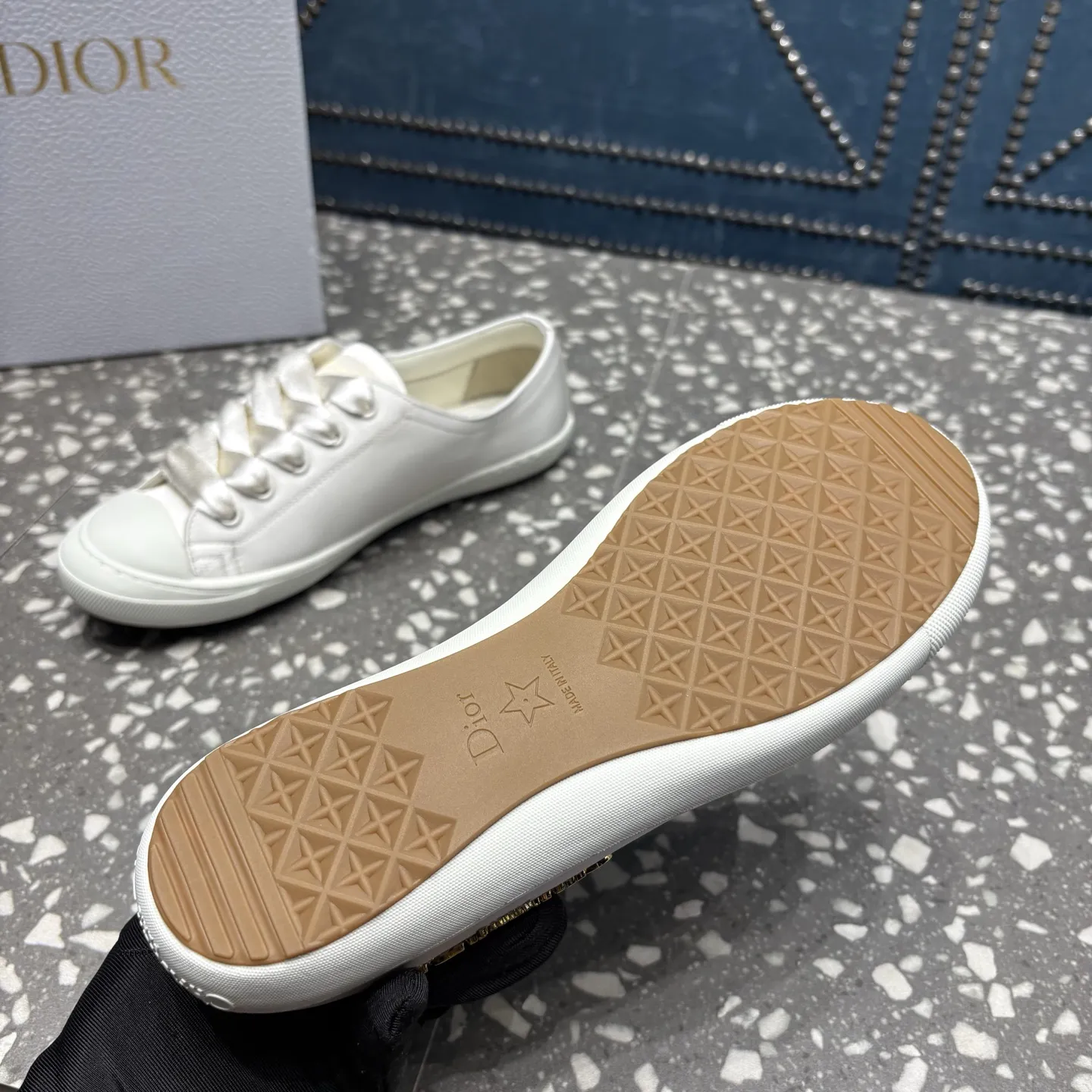 迪奥 DIOR 缎面休闲运动鞋! 面料:进口真丝 内里:原版一致 大底:TPU大底 码数:35-40码 价格:💰250