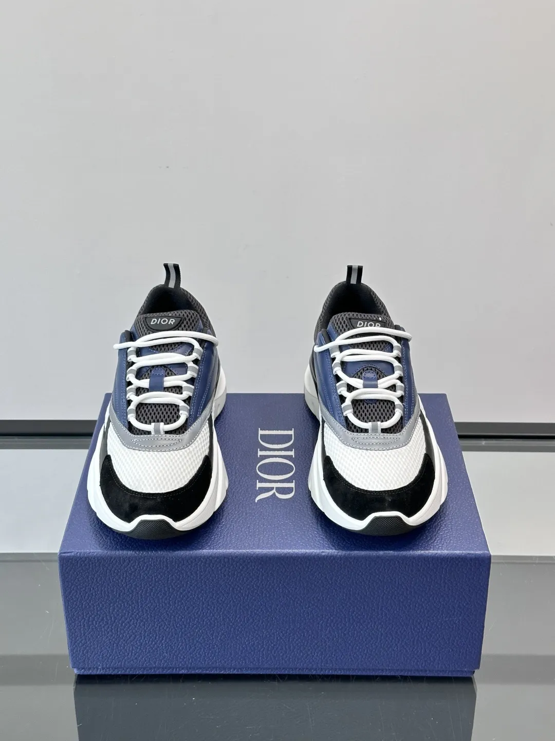 Dior B22复古慢跑鞋,灵感来自经典慢跑鞋,低帮厚底设计,牛皮革+网眼织物拼接,质感满分又透气。 黑白刻花橡胶鞋底,抓地力和舒适度都很棒,日常穿搭或运动都OK!鞋侧有“CD”浮雕标志,低调又有辨识度。配色丰富,黑白、灰蓝等,百搭又时髦,欧美嘻哈圈和博主都爱,潮流穿搭必备款 P:240 size:39-44(38..46.47定制)