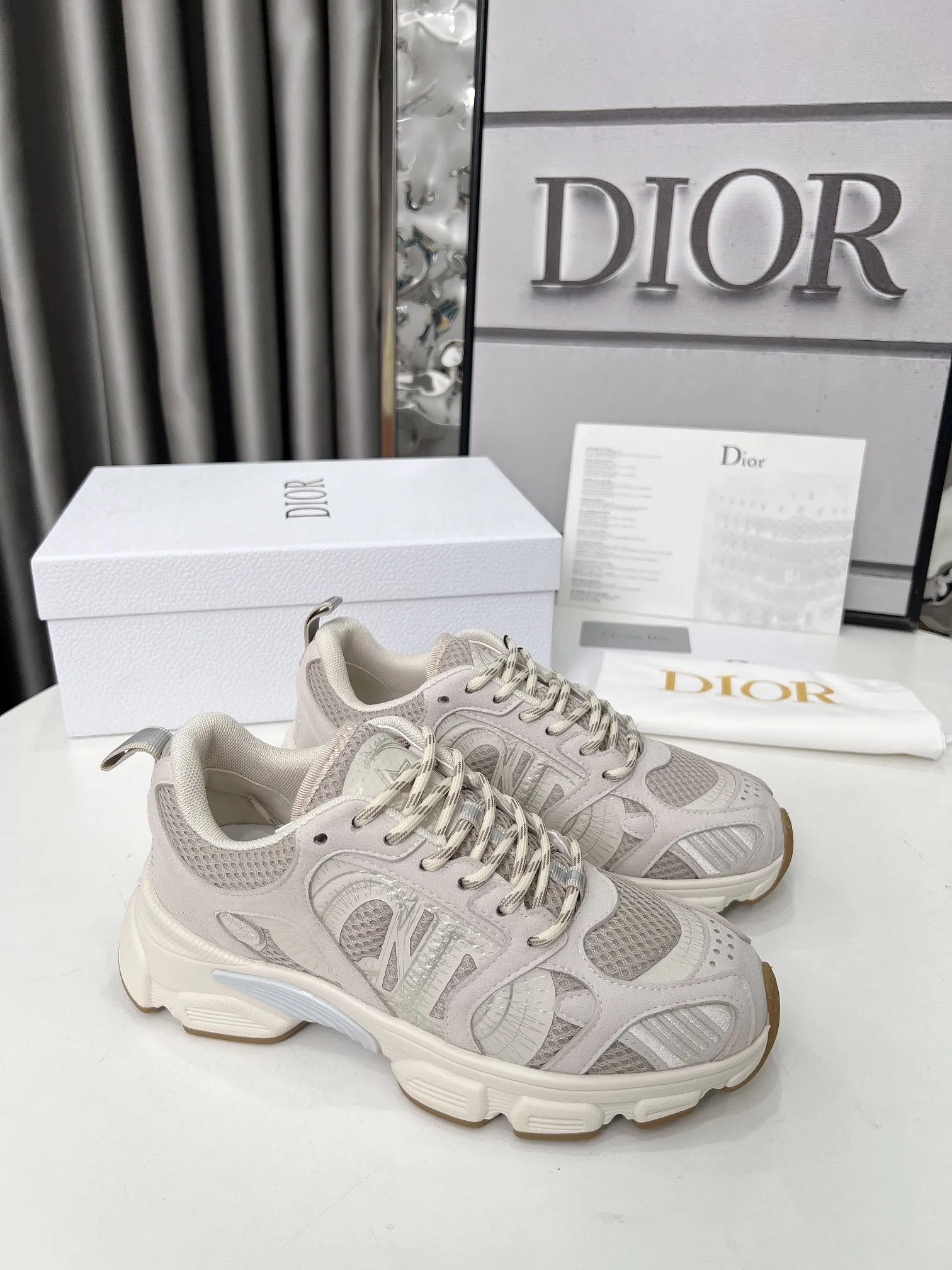 工厂价250 官网新色同步更新 这款 Dior Chrono 运动鞋以Dior的高订风格重新演绎跑步鞋。米色网眼织物搭配同色调绒面牛皮革镶片,侧面的CD 标志、鞋舌上的星星补丁和鞋跟的Dior标志,诸多经典细节彰显格调。采用双色鞋带,轻盈鞋底搭配星星图案,可全年打造休闲造型。 价格:P 码数:女码35-41(35/42可定做) 男码40-46(男款打版中) 颜色:白、粉、金、银