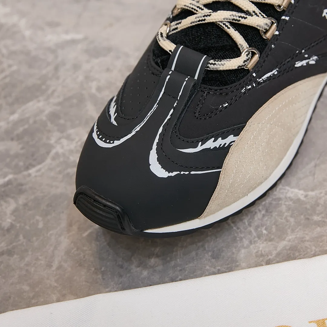 p300 迪奥 / Dior D-Sketch 运动鞋 男女35-45 黑色尼龙和牛皮革 这款 D-Sketch 运动鞋于迪奥二零二五春夏成衣系列发布秀精彩亮相，彰显经典的复古美学。采用白色尼龙和牛皮革精心制作，饰以灵感源自鞋履制作阶段的印花标志，搭配米色绒面牛皮革镶片和双鞋带。侧面饰以手写风格的 Christian Dior Paris 标志，鞋跟和鞋舌点缀以 Christian Dior Paris 标志镶片和标牌。搭配双色纤薄橡胶鞋底更显精致，可为各式休闲造型增添高订气质。 帮面材质：牛皮革，牛剖层革，织物 装饰物及装饰线除外 侧面、鞋舌和鞋跟饰以 Christian Dior Paris 标志 双色纤薄橡胶鞋底饰以 Christian Dior 的幸运星符号