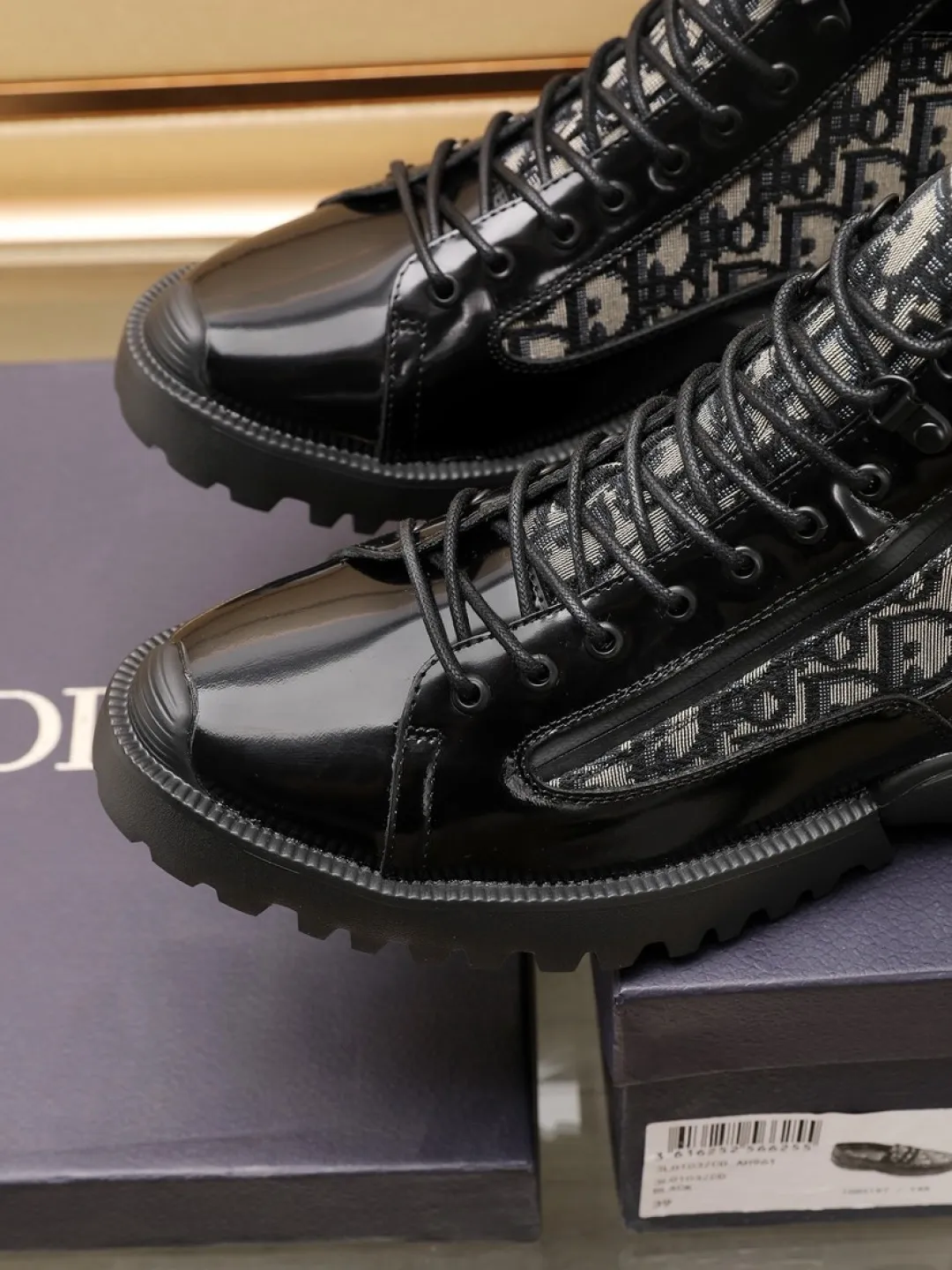 工厂P370💰【Dior】迪奥休闲运动鞋🇺🇸专柜同步发售，顶级代购意大利原版&middot;品牌图腾布匹车缝品牌布标&middot;撘配头层牛皮&middot;（图腾布凸显高端&middot;贵气&middot;档次）做工考究（原版内里）鞋底：原厂特供大底⚠️大底.舒适&middot;耐磨&middot;防滑&middot;实物拍摄🎬实物更漂亮🔍颜色：两色可选💕码数：38-46【45 46 定做不退换】