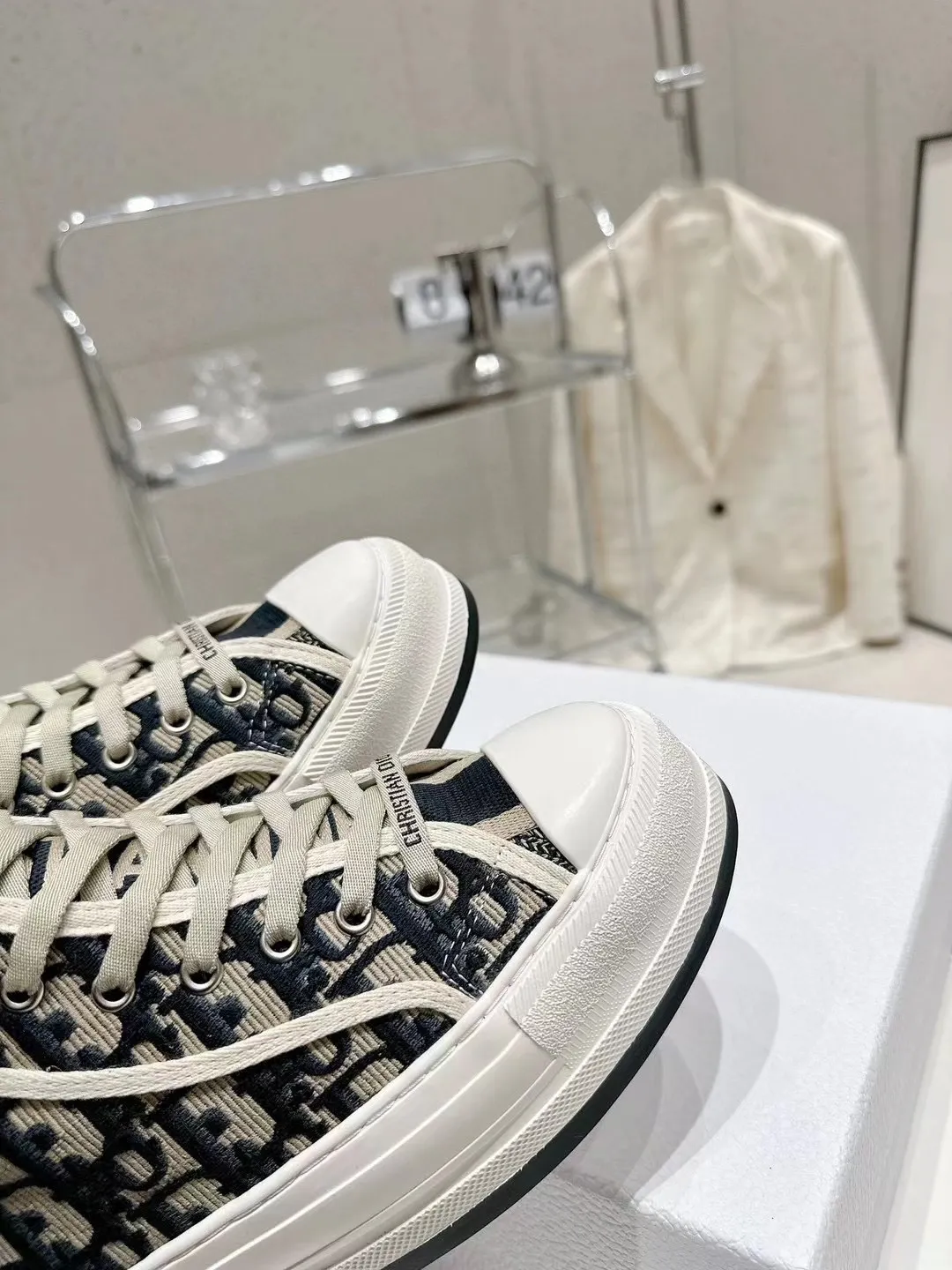 💰女p290 男p300 Dior迪奥2023 Walk'n系列 老花 刺绣 厚底帆布鞋 休闲运动鞋 原版购入开发 这款 Walk'n'Dior 厚底运动鞋是一款时尚单品,提升该系列的格调。Oblique 印花棉质刺绣鞋面,搭配舒适厚底、鞋舌和 Christian Dior Paris 标志鞋带。可为各式休闲造型增添时髦气质 ▪️面料: 原版定制进口Oblique 印花刺绣 ▪️内里: 进口柔软牛皮里 ▪️大底: 原版独家开模橡胶材质 ▪️底厚: 4.5CM ▪️Size: 35-41(34、41码定做不退不换)