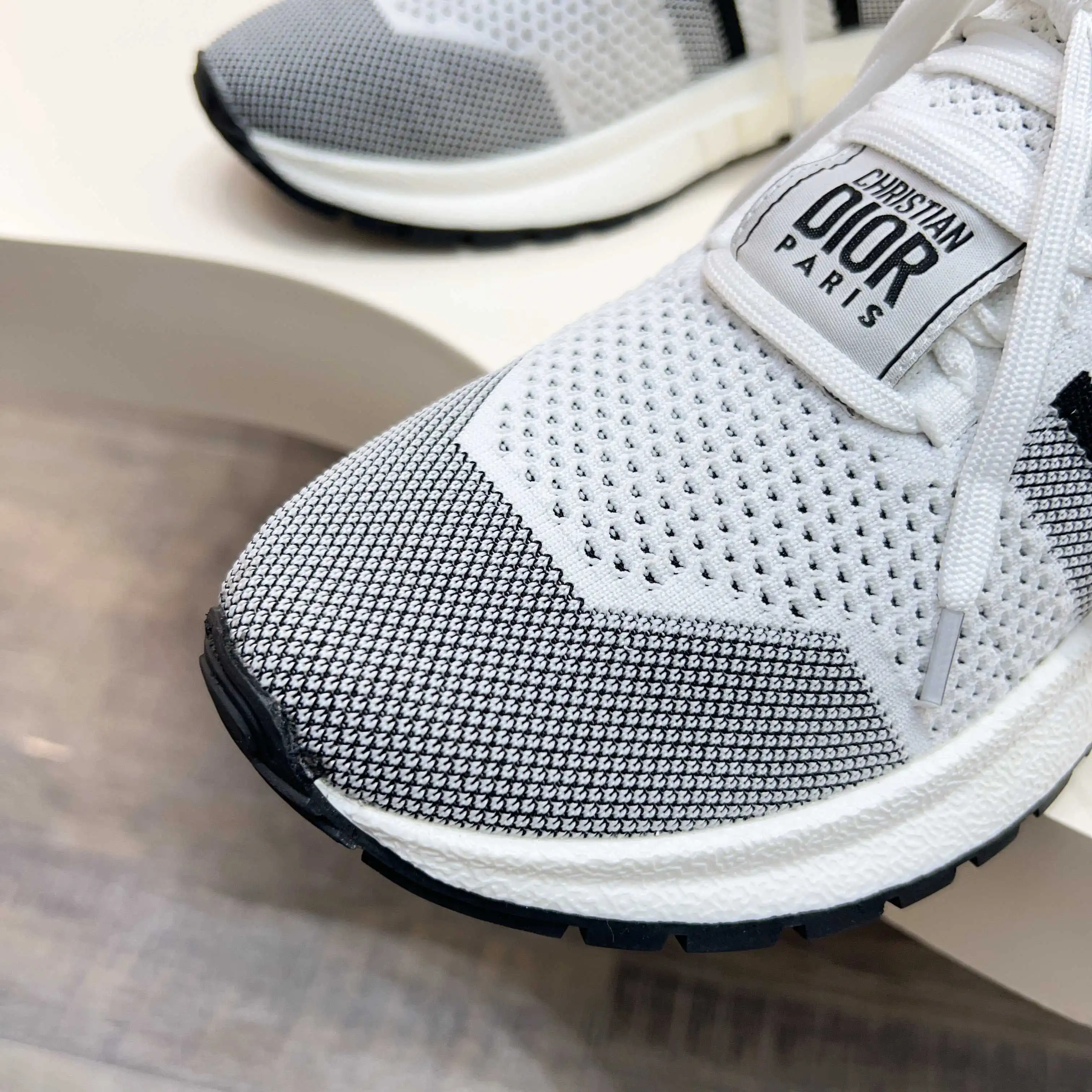 💰290 𝐂𝐡𝐫𝐢𝐬𝐭𝐢𝐚𝐧 𝐃𝐢𝐨𝐫# 迪奥飞织休闲运动鞋 柔软透气的鞋面与轻盈的纹理效果橡胶鞋底相得益彰,饰以各种经典细节,是日常造型的理想之选 可与各式休闲单品搭配,打造精致造型 底厚 :3.5CM Size:39-44(38 45定制)