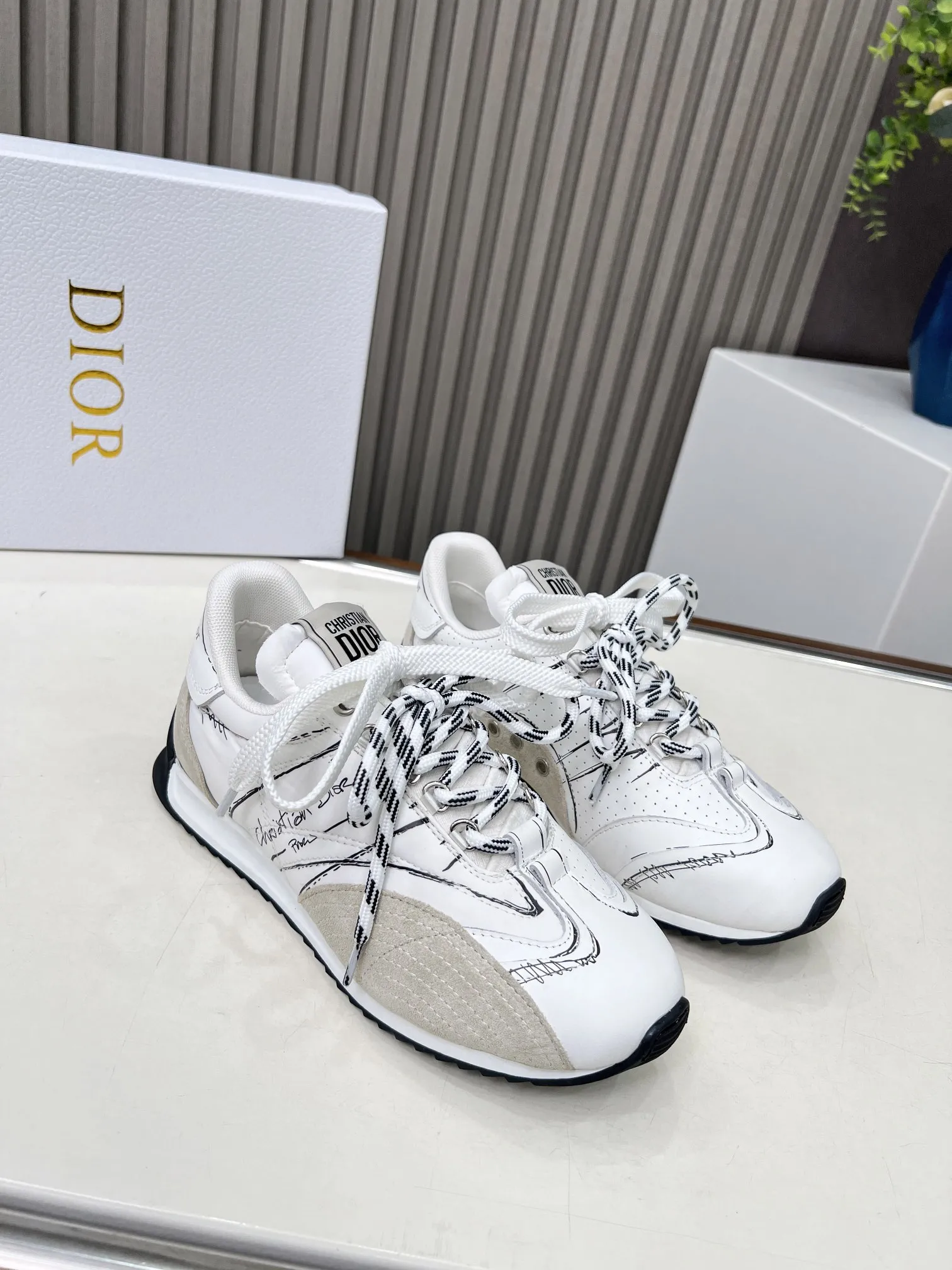 p270 这款 D-Sketch运动鞋是二零二五春夏成衣系列新品,彰显经典的复古美学。采用金色调褶皱羊皮革和金色调叠层牛皮革等材质精心制作,饰以灵感源自鞋履制作阶段的印花标志,搭配米色绒面牛皮革镶片和双鞋带。侧面饰以手写风格的Christian Dior Paris标志,鞋跟和鞋舌点缀以Christian Dior Paris 标志镶片和标牌。搭配双色纤薄橡胶鞋底更显精致,可为各式休闲造型增添高订气质。 码数:35~41(男款打板中) 颜色:黑 白 金 银