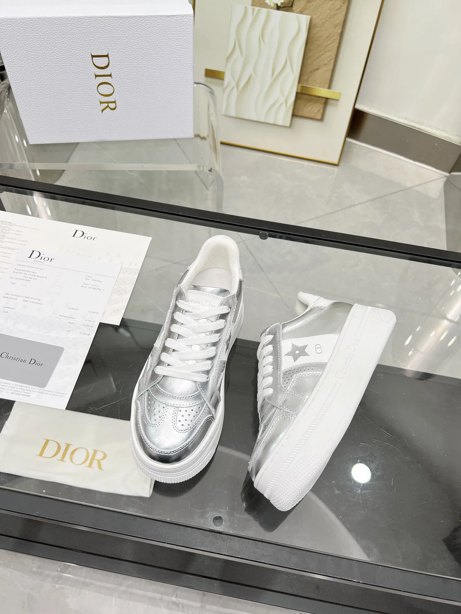 p230 [庆祝]迪家新花色官网同步更新啦 这款 Dior Star运动鞋是一款时尚单品，明星运动鞋，提高了现代风格的标志线。鞋面采用银色贴膜皮精心裁制而成，两侧则饰有银色CD签名和星星图案，彰显独特魅力。厚而超轻的标志性鞋底增高5cm，这款运动鞋一年四季都可以与休闲装搭配 码数：35-41 欢迎上图下单[玫瑰][玫瑰][玫瑰]