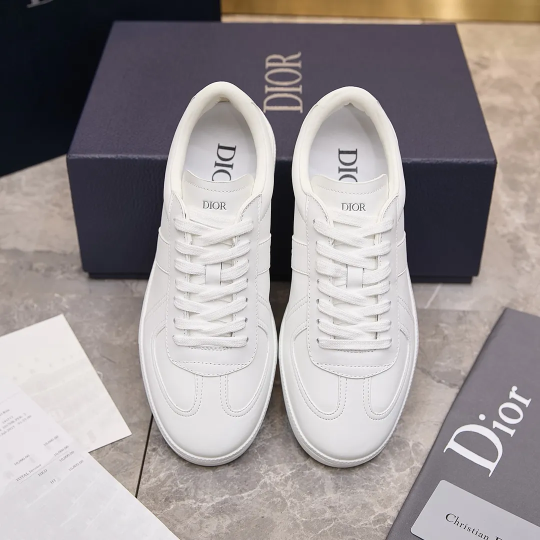 p260 迪奥 / Dior B01 Matchpoint 运动鞋 男女士 35-45 干邑色和白色光滑牛皮革搭配白色绒面革 迪奥德训薄底运动鞋 这款 B01 Matchpoint 运动鞋是二零二五秋季系列新品，标志着 Dior 经典款式的回归，以时尚优雅的廓形重新诠释。采用干邑色和白色光滑牛皮革精心制作，饰以白色绒面革拼接提升格调。鞋舌和内部侧面饰以 Dior 标志，鞋后跟饰以 CD Icon 标志。搭配棕色橡胶鞋底，点缀以 Dior 标志，可与 Dior Icons 限定系列的各式造型搭配，打造精致造型。 主体：牛皮革，绒面牛皮革 里料：羊皮革 鞋舌饰以 Dior 标志 内部侧面饰有 Dior 标志 鞋跟饰以 CD Icon 标志 低帮 鞋带开合 琥珀色橡胶外底搭配 Dior 标志 拼接结构 内含防尘袋 另附白色鞋带一副