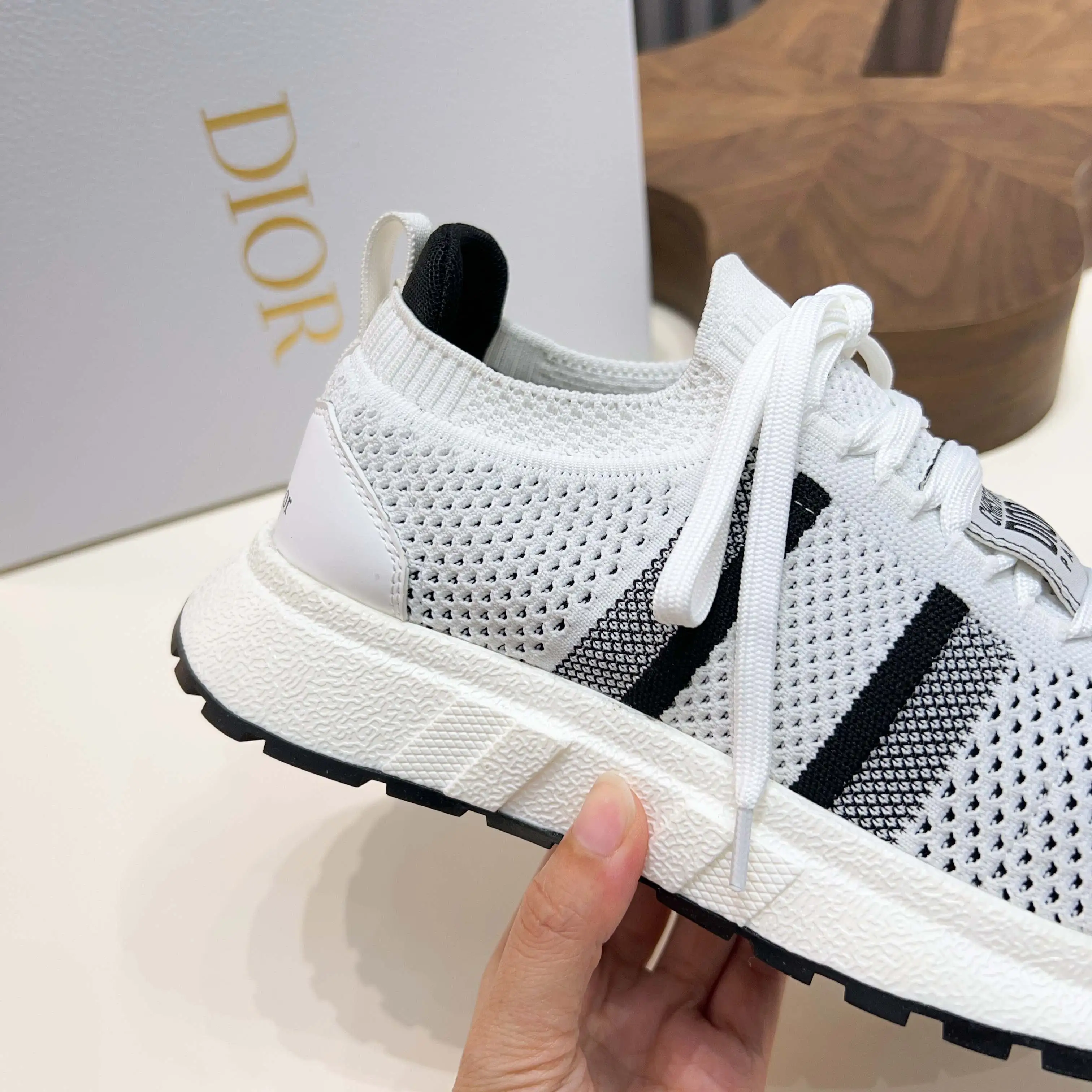 💰290 𝐂𝐡𝐫𝐢𝐬𝐭𝐢𝐚𝐧 𝐃𝐢𝐨𝐫# 迪奥飞织休闲运动鞋 柔软透气的鞋面与轻盈的纹理效果橡胶鞋底相得益彰，饰以各种经典细节，是日常造型的理想之选 可与各式休闲单品搭配，打造精致造型 底厚 ：3.5CM Size：39-44（38 45定制）