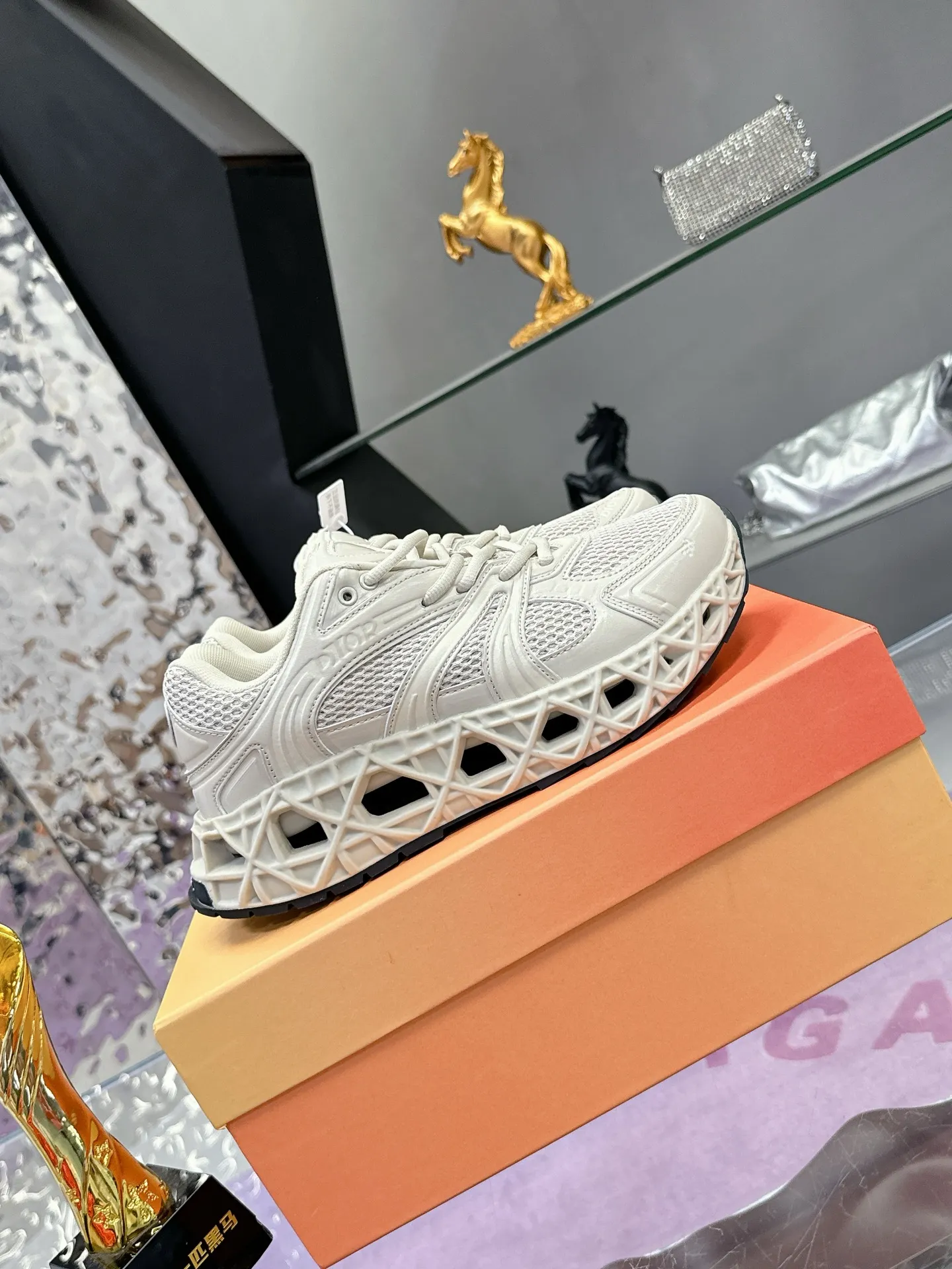 工厂价：370（代购版👍） 迪奥Dior25新款低帮运动鞋，采用进口网眼织物精心制作，搭配曲纹藤格纹注塑橡胶提升格调，全新演绎经典图案，彰显未来主义的风格。鞋舌和正面饰以Dior标志，孔眼突显徒步鞋的风格 CD Diamond抽绳彰显科技魅力。纹理凹口厚底采用橡胶精心制作，提供理想的抓地力，加固鞋跟缔造舒适非凡的穿着体验。可与运动服饰和休闲装扮搭配，打造精致造型。 Size: 39-44 （45定制）