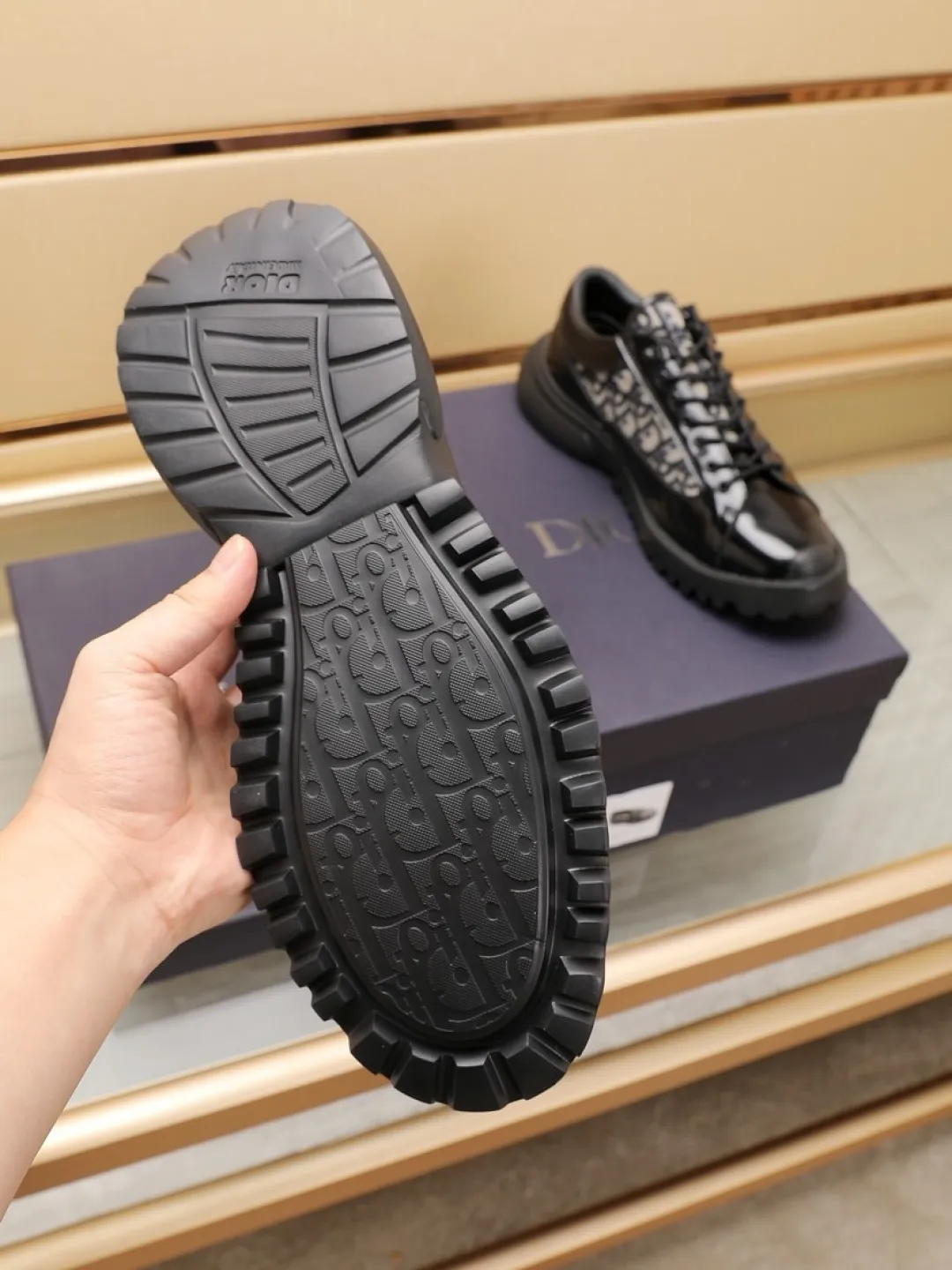工厂P360💰【Dior】迪奥休闲运动鞋🇺🇸专柜同步发售,顶级代购意大利原版·品牌图腾布匹车缝品牌布标·撘配头层牛皮·(图腾布凸显高端·贵气·档次)做工考究(原版内里)鞋底:原厂特供大底⚠️大底.舒适·耐磨·防滑·实物拍摄🎬实物更漂亮🔍颜色:两色可选💕码数:38-46【45 46 定做不退换】