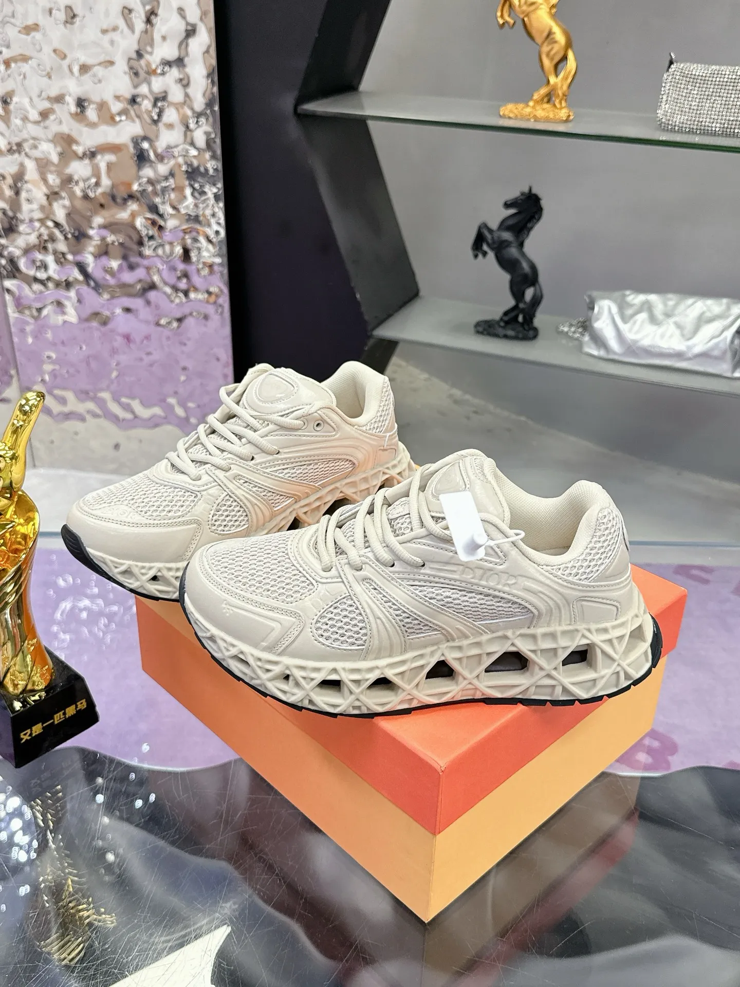 工厂价：370（代购版👍） 迪奥Dior25新款低帮运动鞋，采用进口网眼织物精心制作，搭配曲纹藤格纹注塑橡胶提升格调，全新演绎经典图案，彰显未来主义的风格。鞋舌和正面饰以Dior标志，孔眼突显徒步鞋的风格 CD Diamond抽绳彰显科技魅力。纹理凹口厚底采用橡胶精心制作，提供理想的抓地力，加固鞋跟缔造舒适非凡的穿着体验。可与运动服饰和休闲装扮搭配，打造精致造型。 Size: 39-44 （45定制）