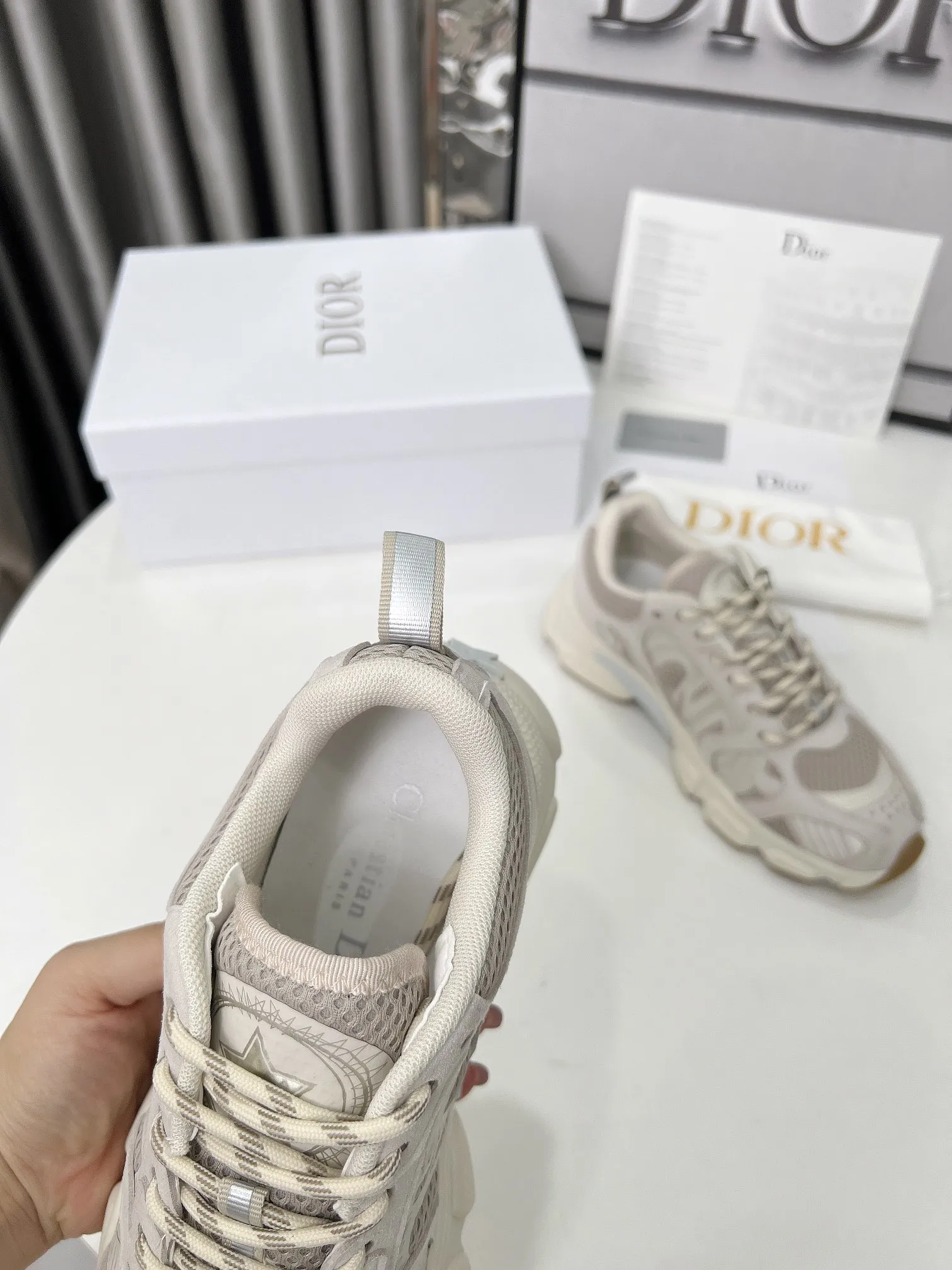 工厂价250 官网新色同步更新 这款 Dior Chrono 运动鞋以Dior的高订风格重新演绎跑步鞋。米色网眼织物搭配同色调绒面牛皮革镶片,侧面的CD 标志、鞋舌上的星星补丁和鞋跟的Dior标志,诸多经典细节彰显格调。采用双色鞋带,轻盈鞋底搭配星星图案,可全年打造休闲造型。 价格:P 码数:女码35-41(35/42可定做) 男码40-46(男款打版中) 颜色:白、粉、金、银