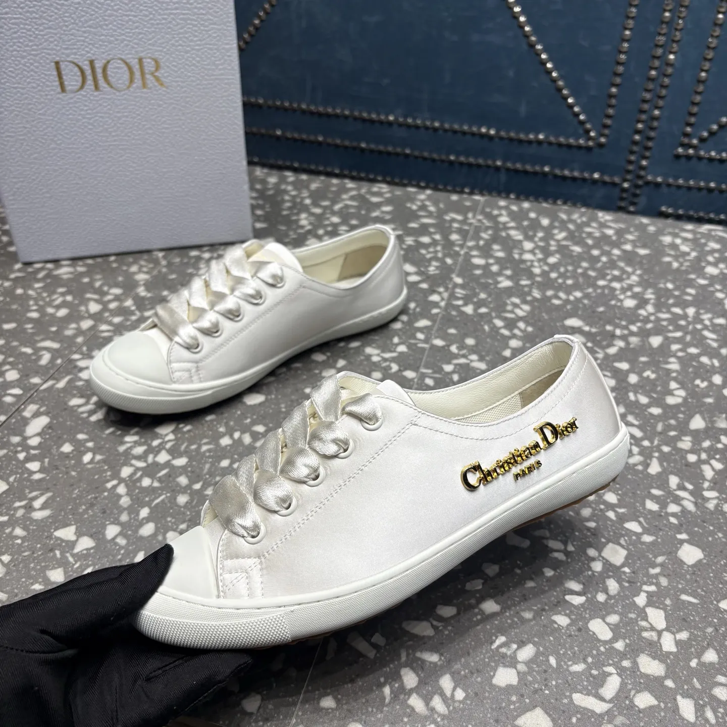 迪奥 DIOR 缎面休闲运动鞋! 面料:进口真丝 内里:原版一致 大底:TPU大底 码数:35-40码 价格:💰250