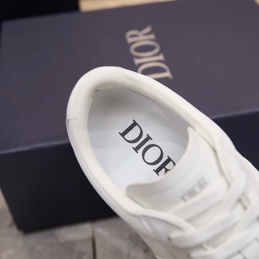 p260 迪奥 / Dior B01 Matchpoint 运动鞋 男女士 35-45 干邑色和白色光滑牛皮革搭配白色绒面革 迪奥德训薄底运动鞋 这款 B01 Matchpoint 运动鞋是二零二五秋季系列新品，标志着 Dior 经典款式的回归，以时尚优雅的廓形重新诠释。采用干邑色和白色光滑牛皮革精心制作，饰以白色绒面革拼接提升格调。鞋舌和内部侧面饰以 Dior 标志，鞋后跟饰以 CD Icon 标志。搭配棕色橡胶鞋底，点缀以 Dior 标志，可与 Dior Icons 限定系列的各式造型搭配，打造精致造型。 主体：牛皮革，绒面牛皮革 里料：羊皮革 鞋舌饰以 Dior 标志 内部侧面饰有 Dior 标志 鞋跟饰以 CD Icon 标志 低帮 鞋带开合 琥珀色橡胶外底搭配 Dior 标志 拼接结构 内含防尘袋 另附白色鞋带一副