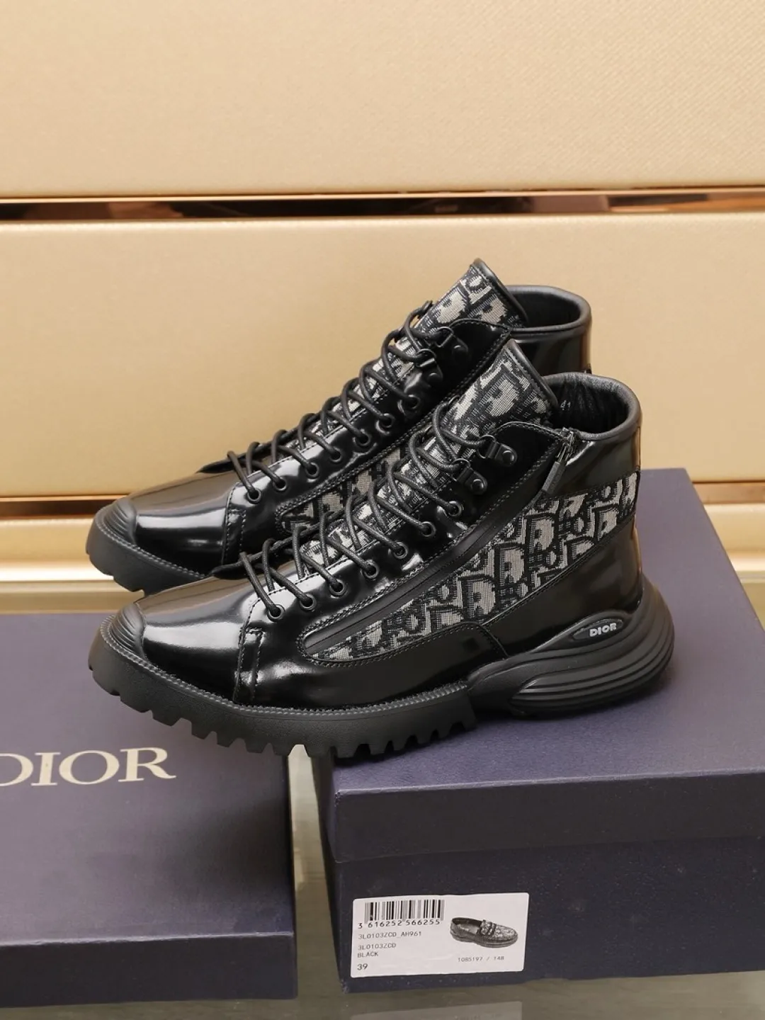 工厂P370💰【Dior】迪奥休闲运动鞋🇺🇸专柜同步发售,顶级代购意大利原版·品牌图腾布匹车缝品牌布标·撘配头层牛皮·(图腾布凸显高端·贵气·档次)做工考究(原版内里)鞋底:原厂特供大底⚠️大底.舒适·耐磨·防滑·实物拍摄🎬实物更漂亮🔍颜色:两色可选💕码数:38-46【45 46 定做不退换】