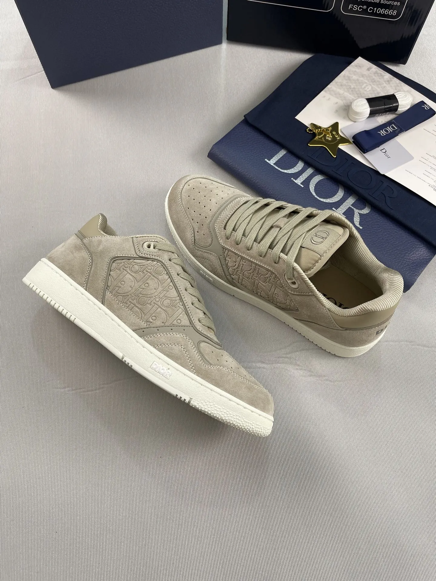 Dior『迪奥』2025超🔥B27升级版新款运动鞋👫情侣鞋。高版本1:1 采用油边套楦工艺,面料进口头层牛皮+高科技面料,内里牛皮+定制里布。TPU原版刻复大底。高底帮齐出30多色 码数:女35-42 男38-45 出厂价底p270💰 欢迎各位老总比货……