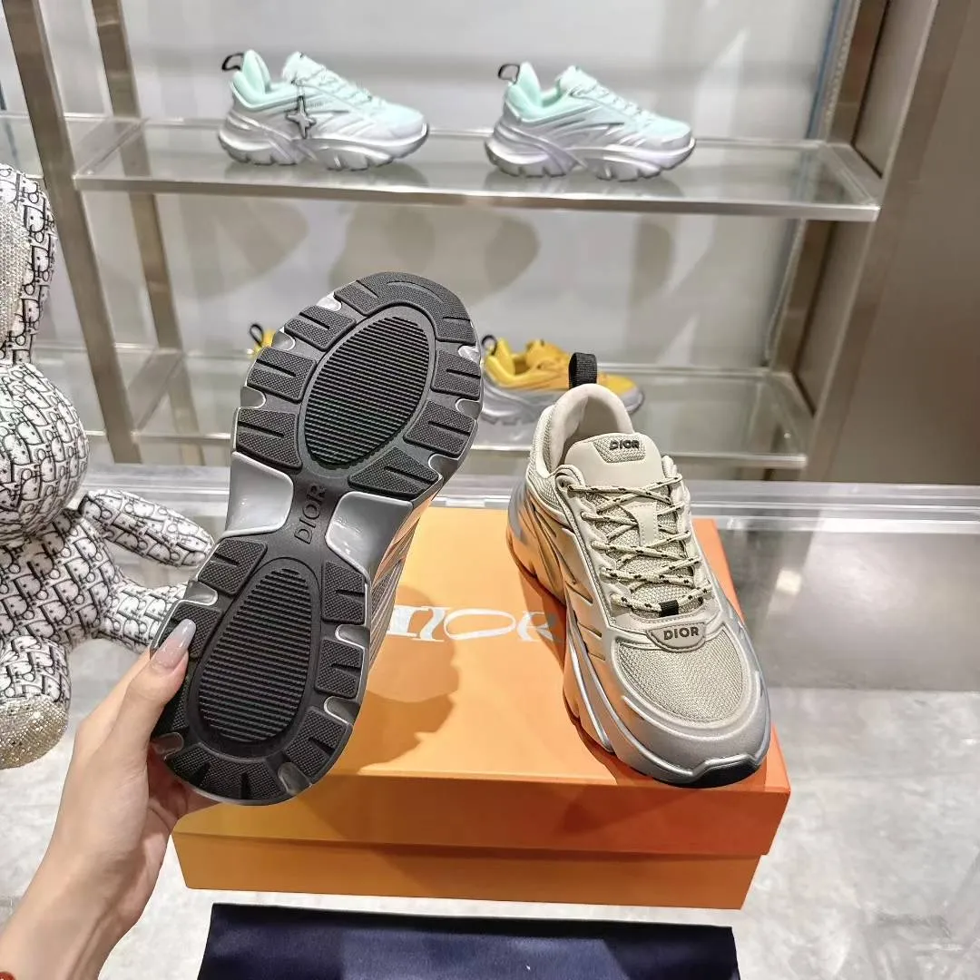 实价:380❤️❤️❤️ Dior迪奥B44最新款老爹运动鞋是秋季新品,以时髦复古风格丰富经典系列。精心制作,可全年与休闲造型搭配 顺应复古市场的趋势的 Dad Shoes风格鞋款鞋舌上的Dior标志 也注明了这双鞋是运用了质感细腻的皮革和网眼布面材质拼接成鞋身,鞋身两侧有显眼的字母CD 表明身份,鞋身多处线条勾勒细节 让鞋子看起来不那么单调、复古立体感十足!配送专柜精美包装🛍📦 ▪️ 面料:原版定制牛皮 ▪️ 内里:进口透气网里 ▪️ 鞋底:开模防滑大底 ▪️ Size:38-46