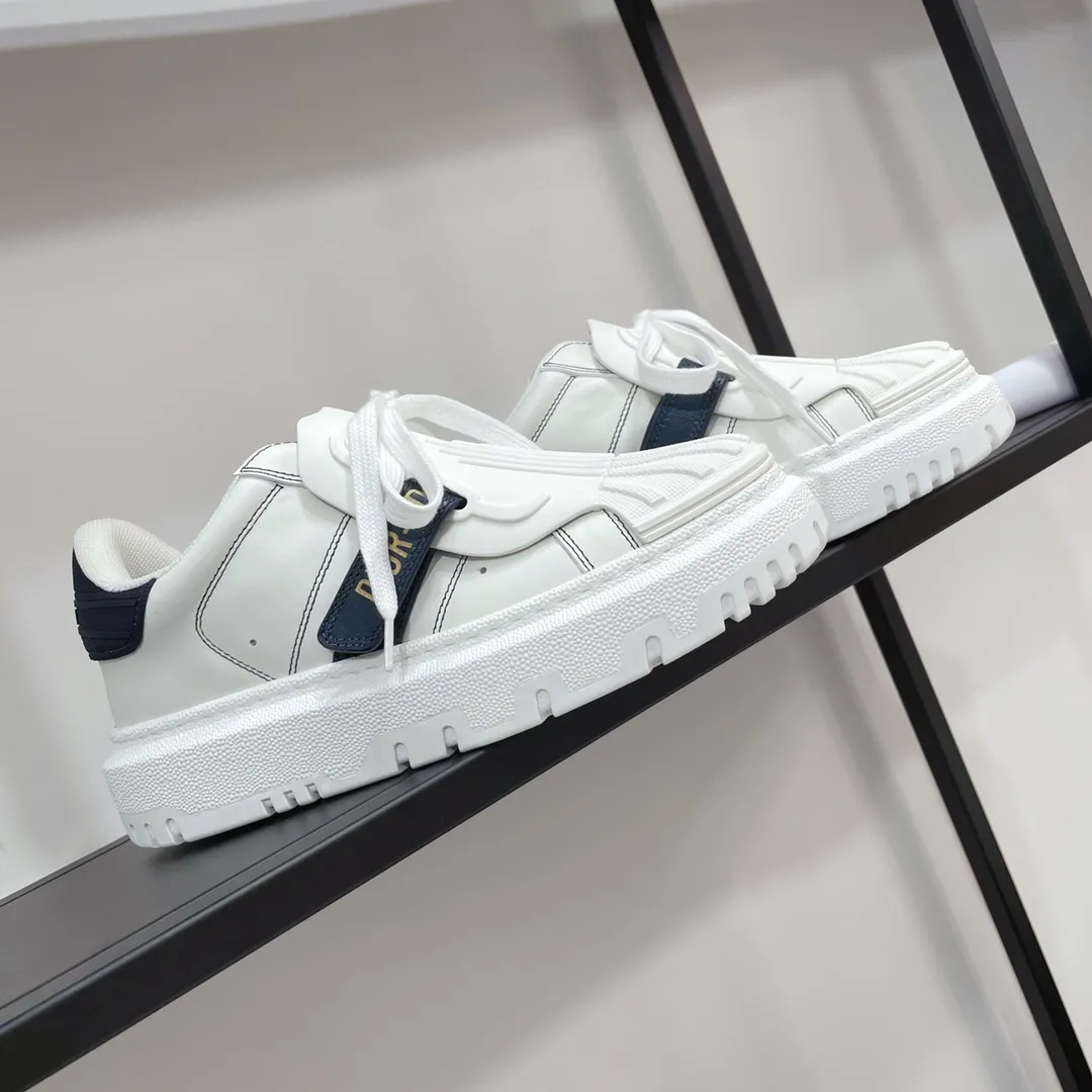 💰女p240 男p250 Dior&mdash;&mdash;专柜最新同步款贝壳头小白鞋/运动鞋 可以说是运动鞋里的另一种清流，贝壳头设计一点都不会笨重，反而是立体的视觉感与复古的时尚感⚠ 最近这款超级火🔥🔥胶片与皮革的融合，青春动感时髦，贝壳头超级有型，鞋底4cm增高效果完美&hellip;&hellip; TPU贝壳胶片+牛皮面料，透气网纱内里，4cm原版底，注塑乳胶牛皮垫，外侧点胶立体金属Logo字母&hellip;&hellip; 码数35&mdash;41正码 原版高端包装