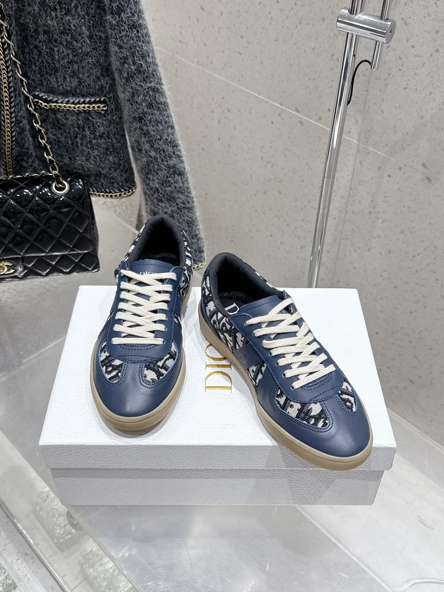💰290 #情侣款 顶级版本 25 Dior 迪奥最新 B01系列 Matchpoint 情侣款 德训鞋 休闲 运动鞋 休闲板鞋 原版购入开发 做货 这款 B01 Matchpoint运动鞋是二零二五秋季系列新品，标志着 经典款式的回归，以时尚优雅的廓形重新诠释。采用黑色和白色光滑牛皮革精心制作，饰以灰色绒面革拼接提升格调。鞋舌和内部侧面饰以 标志，鞋后跟饰以 Icon 标志。搭配琥珀色橡胶鞋底，点缀以 标志，可与 Icons 限定系列的各式造型搭配，打造精致造型. ✔️面料 : 原版定制进口头层牛皮 ✔️内里 : 柔软进口牛皮里 ✔️鞋底 : 原版开模防滑TPU材质 ✔️Size : 35-45（女40 男45 定做不退换）
