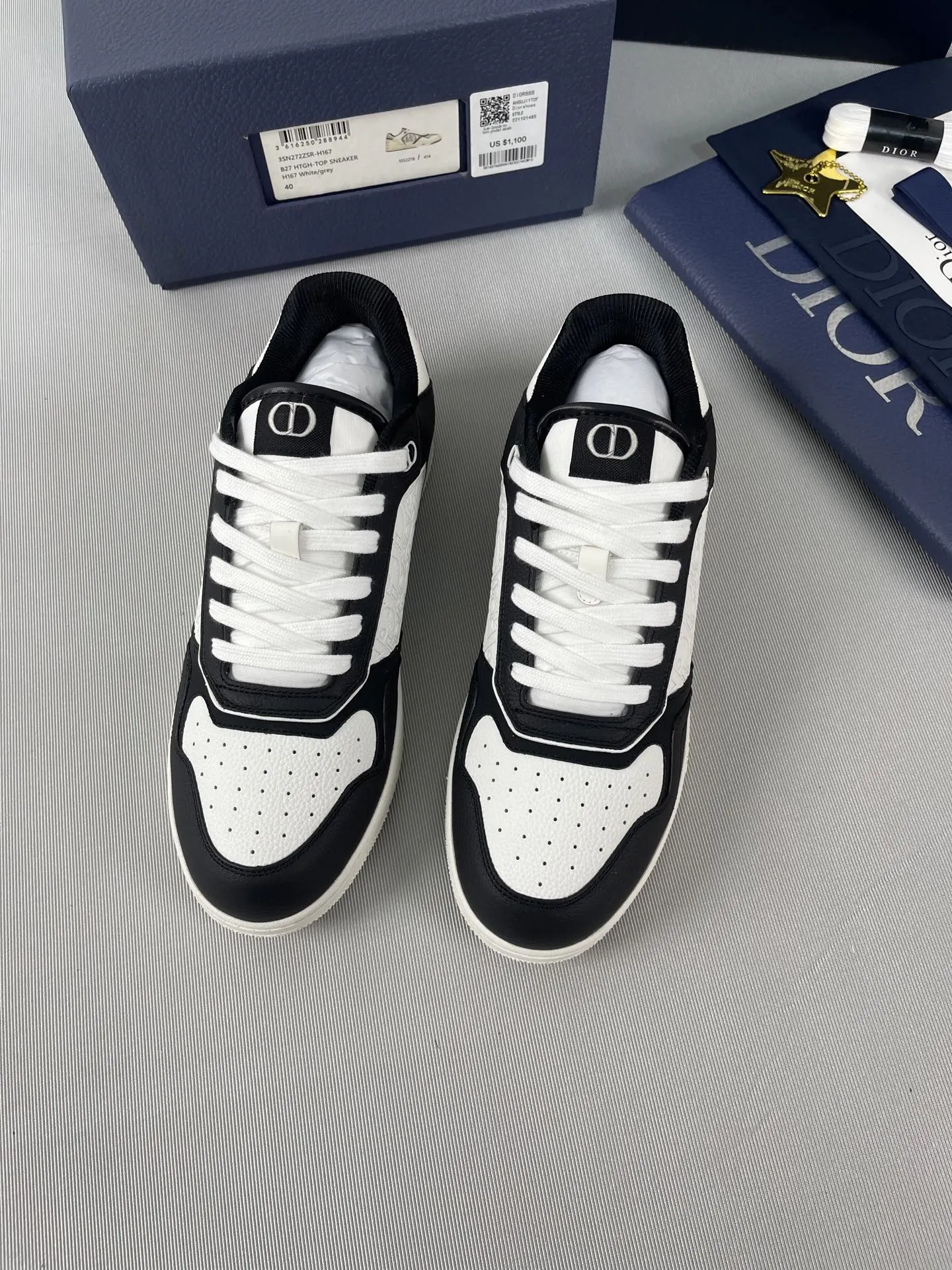 Dior『迪奥』2025超🔥B27升级版新款运动鞋👫情侣鞋。高版本1:1 采用油边套楦工艺,面料进口头层牛皮+高科技面料,内里牛皮+定制里布。TPU原版刻复大底。高底帮齐出30多色 码数:女35-42 男38-45 出厂价底p270💰 欢迎各位老总比货……