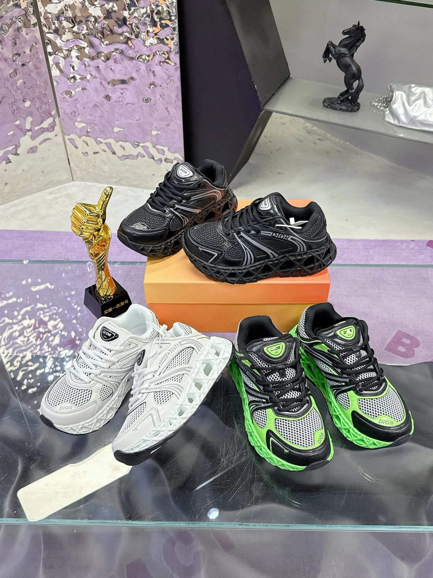 工厂价:370(代购版👍) 迪奥Dior25新款低帮运动鞋,采用进口网眼织物精心制作,搭配曲纹藤格纹注塑橡胶提升格调,全新演绎经典图案,彰显未来主义的风格。鞋舌和正面饰以Dior标志,孔眼突显徒步鞋的风格 CD Diamond抽绳彰显科技魅力。纹理凹口厚底采用橡胶精心制作,提供理想的抓地力,加固鞋跟缔造舒适非凡的穿着体验。可与运动服饰和休闲装扮搭配,打造精致造型。 Size: 39-44 (45定制)