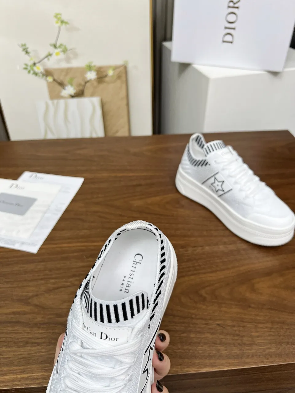 p230 这款 Dior Star厚底运动鞋来自Dior Vibe限定系列，经久不衰的设计别具一格。采用白色网眼织物精心制作，侧面饰以黑色 CD 标志和星星图案，鞋舌点缀以Christian Dior Paris 标志。搭配经典厚底，轻盈舒适，四季皆宜，可与各式休闲造型搭配，增添点睛之笔。🎉迪家新花色官网同步更新啦 码数：35-41（42可定做不退不换） 欢迎上图下单[玫瑰][玫瑰][玫瑰]