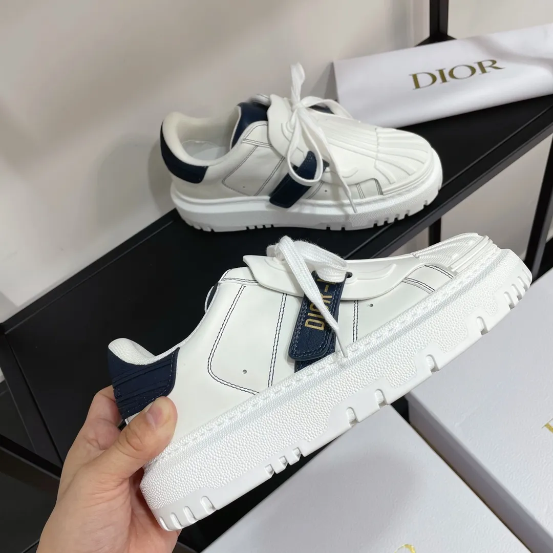 💰女p240 男p250 Dior——专柜最新同步款贝壳头小白鞋/运动鞋 可以说是运动鞋里的另一种清流,贝壳头设计一点都不会笨重,反而是立体的视觉感与复古的时尚感⚠ 最近这款超级火🔥🔥胶片与皮革的融合,青春动感时髦,贝壳头超级有型,鞋底4cm增高效果完美…… TPU贝壳胶片+牛皮面料,透气网纱内里,4cm原版底,注塑乳胶牛皮垫,外侧点胶立体金属Logo字母…… 码数35—41正码 原版高端包装