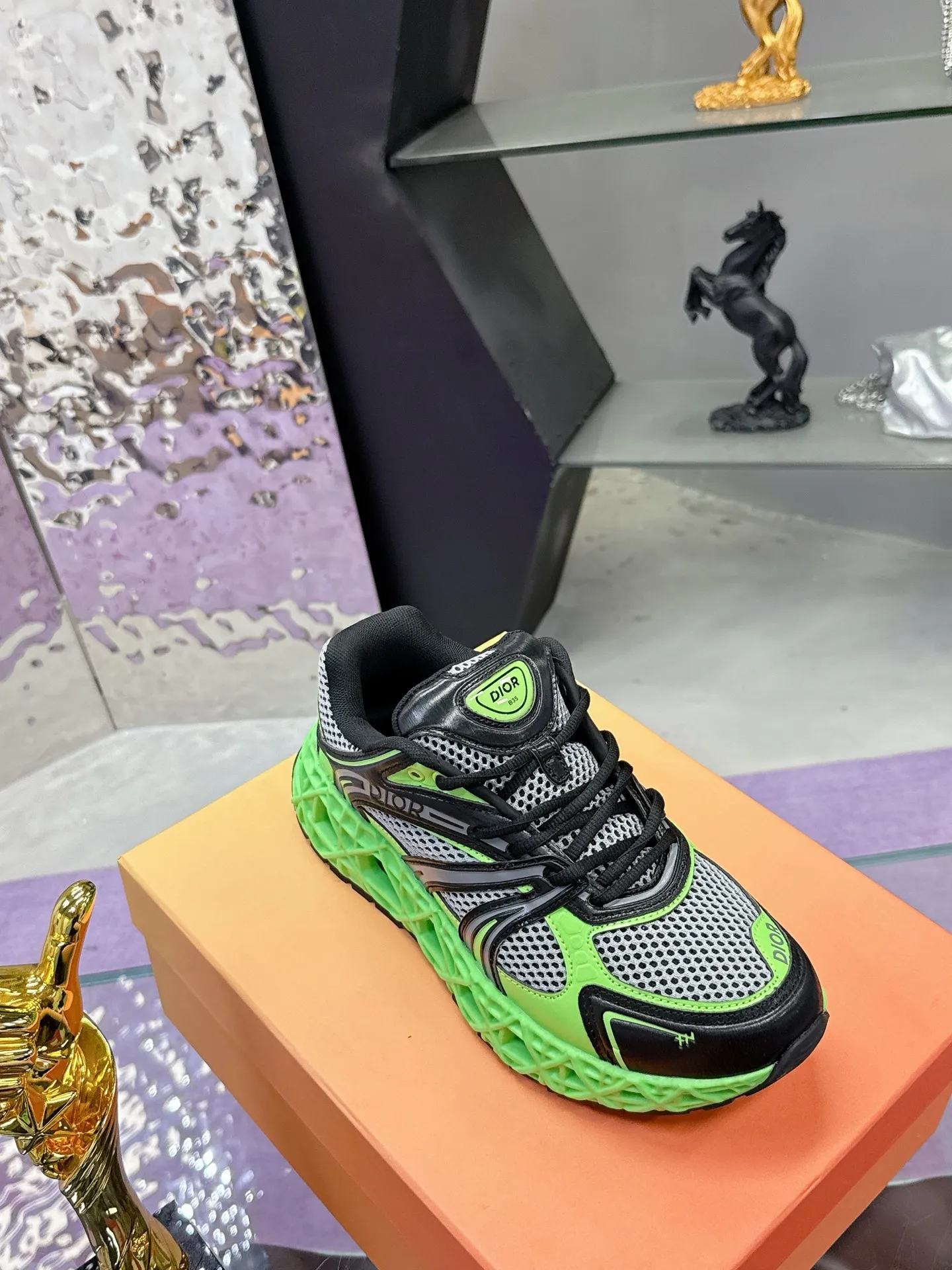工厂价：370（代购版👍） 迪奥Dior25新款低帮运动鞋，采用进口网眼织物精心制作，搭配曲纹藤格纹注塑橡胶提升格调，全新演绎经典图案，彰显未来主义的风格。鞋舌和正面饰以Dior标志，孔眼突显徒步鞋的风格 CD Diamond抽绳彰显科技魅力。纹理凹口厚底采用橡胶精心制作，提供理想的抓地力，加固鞋跟缔造舒适非凡的穿着体验。可与运动服饰和休闲装扮搭配，打造精致造型。 Size: 39-44 （45定制）