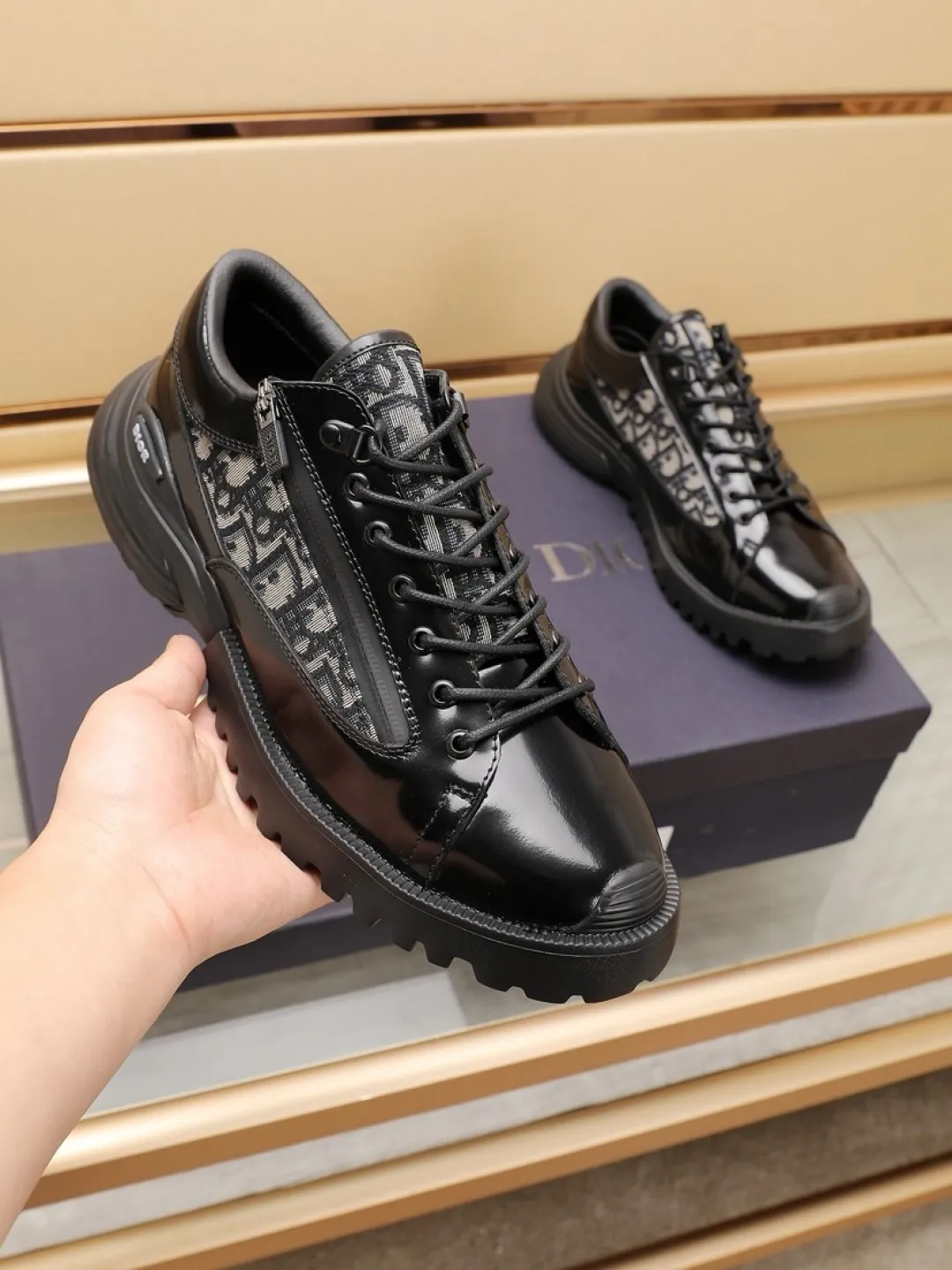 工厂P360💰【Dior】迪奥休闲运动鞋🇺🇸专柜同步发售,顶级代购意大利原版·品牌图腾布匹车缝品牌布标·撘配头层牛皮·(图腾布凸显高端·贵气·档次)做工考究(原版内里)鞋底:原厂特供大底⚠️大底.舒适·耐磨·防滑·实物拍摄🎬实物更漂亮🔍颜色:两色可选💕码数:38-46【45 46 定做不退换】