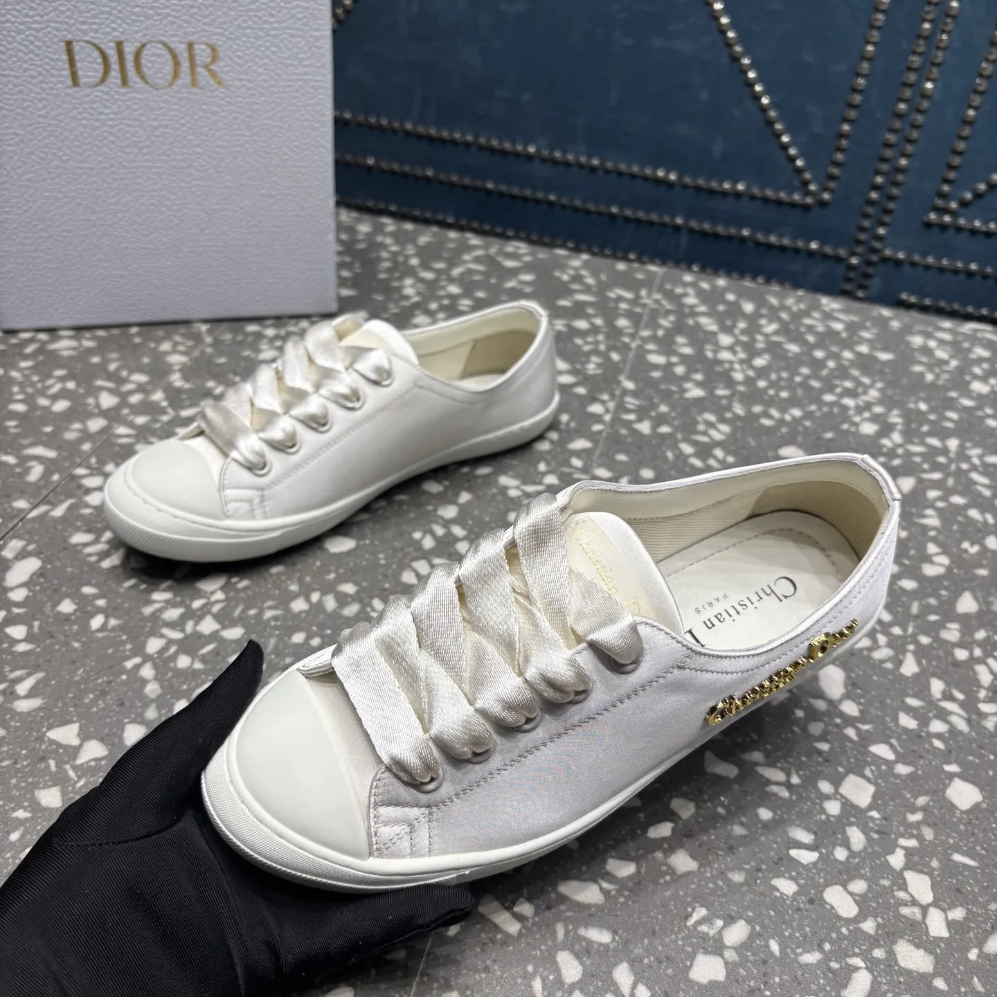 迪奥 DIOR 缎面休闲运动鞋! 面料：进口真丝 内里：原版一致 大底：TPU大底 码数：35-40码 价格:💰250