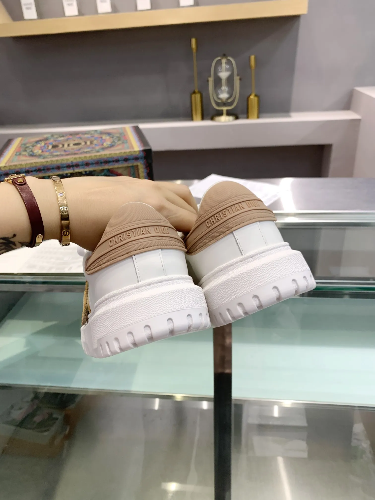 💰女p240 男p250 Dior【迪奥】火爆开启，震撼上市，2023秋冬走秀款，经典休闲运动鞋无数网红明星show，卖疯的节奏，新品的材质工艺以及设计元素更加丰富，美不胜收的版面专柜10000+，进口滴胶➕皮料的完美结合，重金打造顶级精品！ 包装：私家开模原板全套包装 颜色：十一色齐出 码数：女p55-41 男p59-45