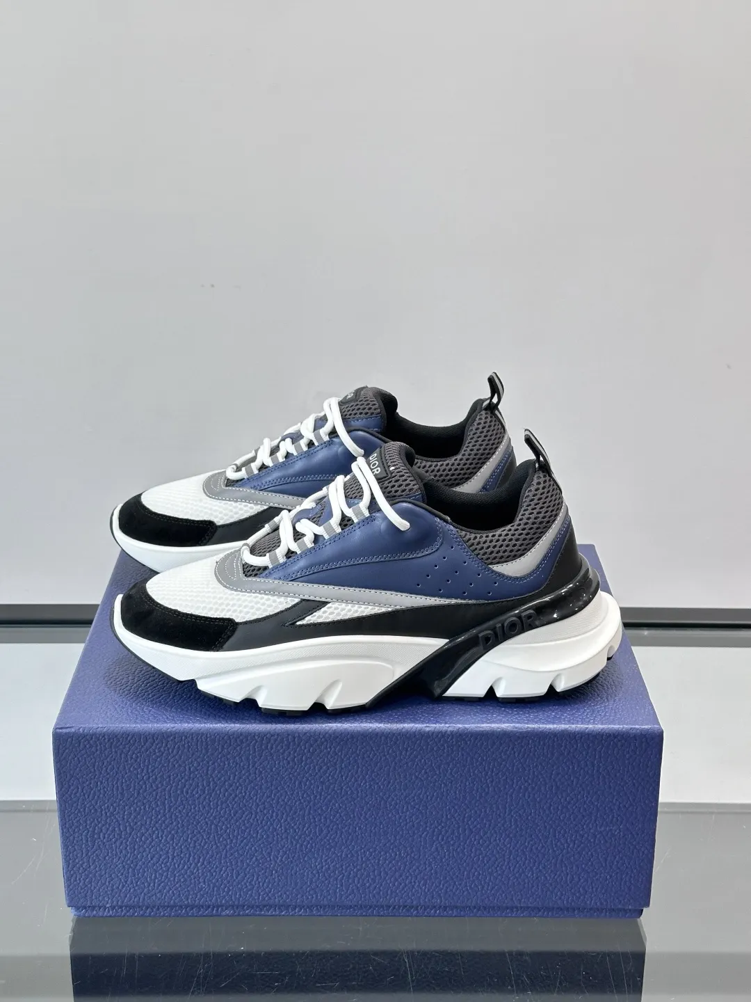 Dior B22复古慢跑鞋,灵感来自经典慢跑鞋,低帮厚底设计,牛皮革+网眼织物拼接,质感满分又透气。 黑白刻花橡胶鞋底,抓地力和舒适度都很棒,日常穿搭或运动都OK!鞋侧有“CD”浮雕标志,低调又有辨识度。配色丰富,黑白、灰蓝等,百搭又时髦,欧美嘻哈圈和博主都爱,潮流穿搭必备款 P:240 size:39-44(38..46.47定制)
