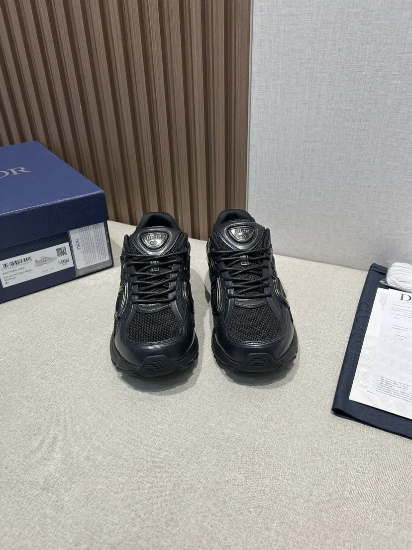 p280🌍🌏🌎顶级版本B30 Countdown 运动鞋是 D别具一格的经典新品,时尚而富有运动风范。重新设计的款式采用海军蓝色绒面革等材质精心制作,饰以 CD30 标志提升格调,彰显摩登风尚与别致美感。鞋舌和后侧饰以银色调 D B30 和 CD30 标志。轻盈的纹理效果橡胶外底突显众多经典细节,内部弹力设计,打造理想的舒适效果。可与各式休闲单品搭配,打造精致造型。 ▪️帮面材质:织物、牛剖层革(装饰物及装饰线除外) ▪️侧面和后侧饰以 CD30 标志 ▪️鞋舌饰以 D B30 标志 ▪️内部弹力饰带设计,稳定贴合 ▪️白色轻盈纹理橡胶外底搭配 Dior 标志和黑色饰边 ▪️双色鞋底点缀以 Dio、CD30 和 B30 标志 ▪️底厚:3.5CM ▪️Size:女码35-40男码39-47(47定做不退换)