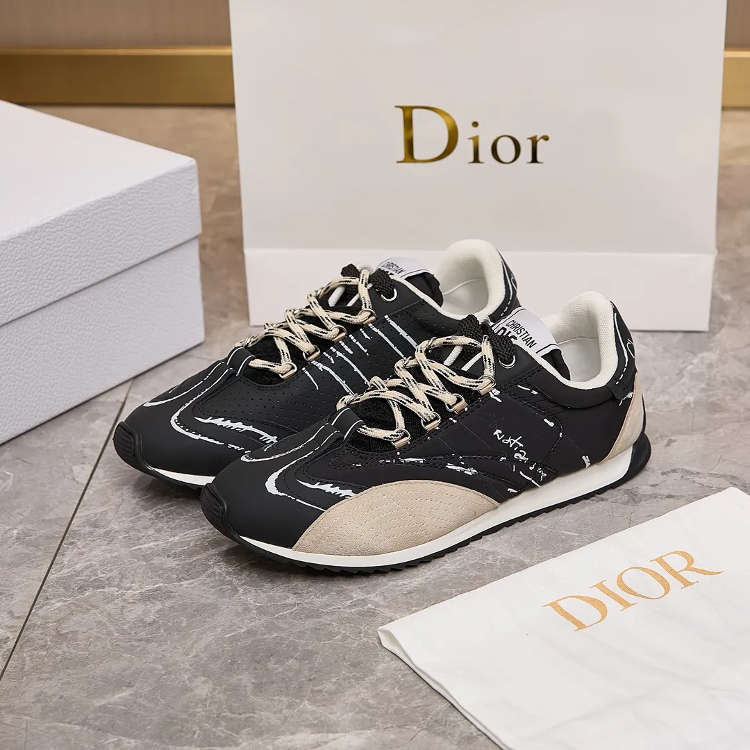 p300 迪奥 / Dior D-Sketch 运动鞋 男女35-45 黑色尼龙和牛皮革 这款 D-Sketch 运动鞋于迪奥二零二五春夏成衣系列发布秀精彩亮相,彰显经典的复古美学。采用白色尼龙和牛皮革精心制作,饰以灵感源自鞋履制作阶段的印花标志,搭配米色绒面牛皮革镶片和双鞋带。侧面饰以手写风格的 Christian Dior Paris 标志,鞋跟和鞋舌点缀以 Christian Dior Paris 标志镶片和标牌。搭配双色纤薄橡胶鞋底更显精致,可为各式休闲造型增添高订气质。 帮面材质:牛皮革,牛剖层革,织物 装饰物及装饰线除外 侧面、鞋舌和鞋跟饰以 Christian Dior Paris 标志 双色纤薄橡胶鞋底饰以 Christian Dior 的幸运星符号