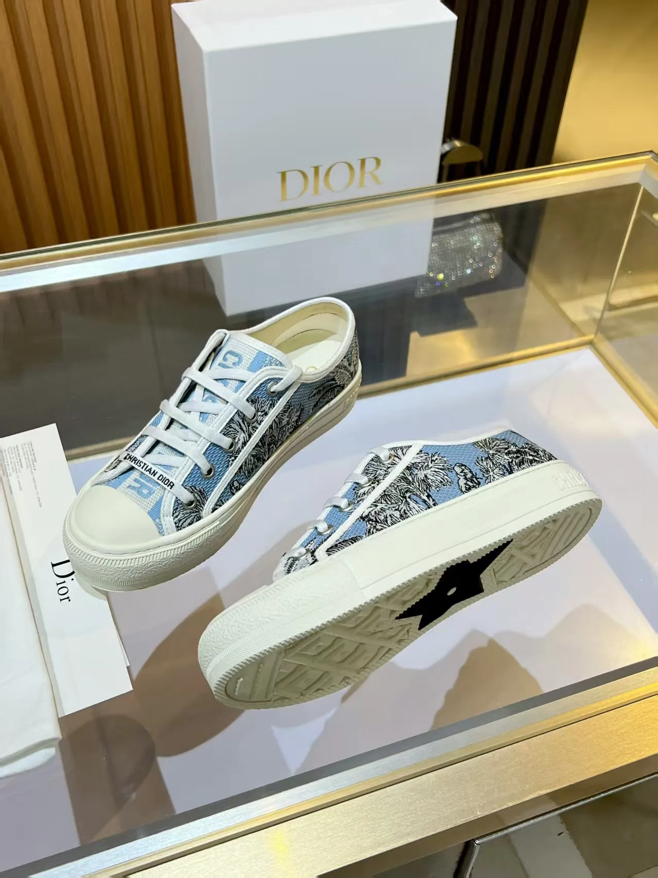 P230 上新啦 🔥🔥DIOR（迪奥）Dioriviera Walk'n'Dior 运动鞋，采用太空蓝和白色棉质刺绣 Palms 茹伊印花设计 在时尚的舞台上，Dior刺绣鞋是当之无愧的主角。细腻的针法游走于鞋面，每一针都倾注了匠人的心血，每一线都编织着艺术的诗篇。从繁复的花卉图案到灵动的几何纹理，刺绣如同赋予鞋子生命的魔法，让它在静态中也能展现出动态的美感。 穿上Dior刺绣鞋，仿佛踏入了一个充满艺术气息的梦幻世界。它不仅是一双鞋，更是一件行走的艺术品，将时尚与文化完美融合。无论是漫步在繁华的都市街头，还是出席重要的社交场合，Dior刺绣鞋都能为你的造型增添独特的魅力，成为众人瞩目的焦点。 选择Dior刺绣鞋，就是选择一种对品质的执着追求，对时尚的独特理解。让它陪伴你走过每一个精彩瞬间，留下属于你的时尚印记。 材质：内里羊皮 垫脚 丝绸牛皮 码数 35-41 跟高 3.5cm