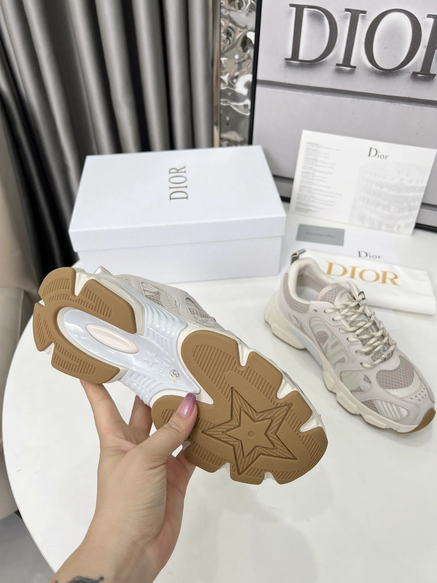 工厂价250 官网新色同步更新 这款 Dior Chrono 运动鞋以Dior的高订风格重新演绎跑步鞋。米色网眼织物搭配同色调绒面牛皮革镶片,侧面的CD 标志、鞋舌上的星星补丁和鞋跟的Dior标志,诸多经典细节彰显格调。采用双色鞋带,轻盈鞋底搭配星星图案,可全年打造休闲造型。 价格:P 码数:女码35-41(35/42可定做) 男码40-46(男款打版中) 颜色:白、粉、金、银