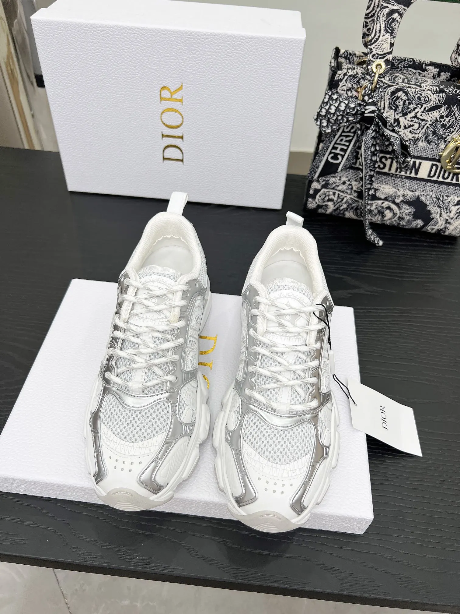 工厂价250 官网新色同步更新 这款 Dior Chrono 运动鞋以Dior的高订风格重新演绎跑步鞋。米色网眼织物搭配同色调绒面牛皮革镶片,侧面的CD 标志、鞋舌上的星星补丁和鞋跟的Dior标志,诸多经典细节彰显格调。采用双色鞋带,轻盈鞋底搭配星星图案,可全年打造休闲造型。 价格:P 码数:女码35-41(35/42可定做) 男码40-46(男款打版中) 颜色:白、粉、金、银