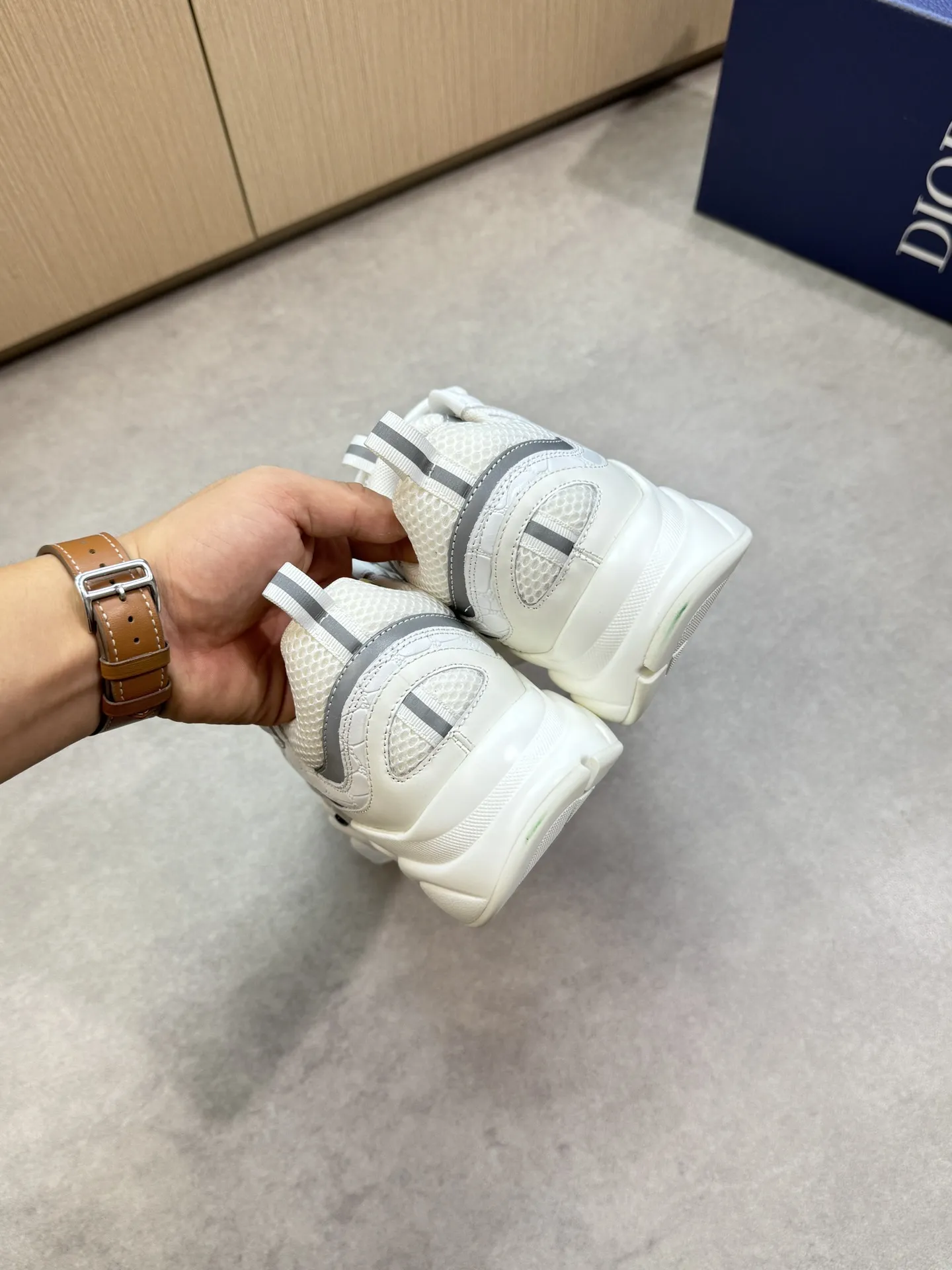 【 Dior】迪奥 P430💰 -高端品质 原单🔍🔍🔍休闲运动鞋 -鞋面：🔝石头纹小牛皮、高丝光网帆布匹、品牌图腾布匹、鞋舌.后跟；反光品牌织带 -内里：品牌帆布 -原版：超轻TPU发泡&middot;橡胶；双色成型大底 -超高品控&middot;做工精细：凸显(高端&middot;贵气&middot;档次) -Size ：39-44（38、45、46，47，可订做)&middot;D9285